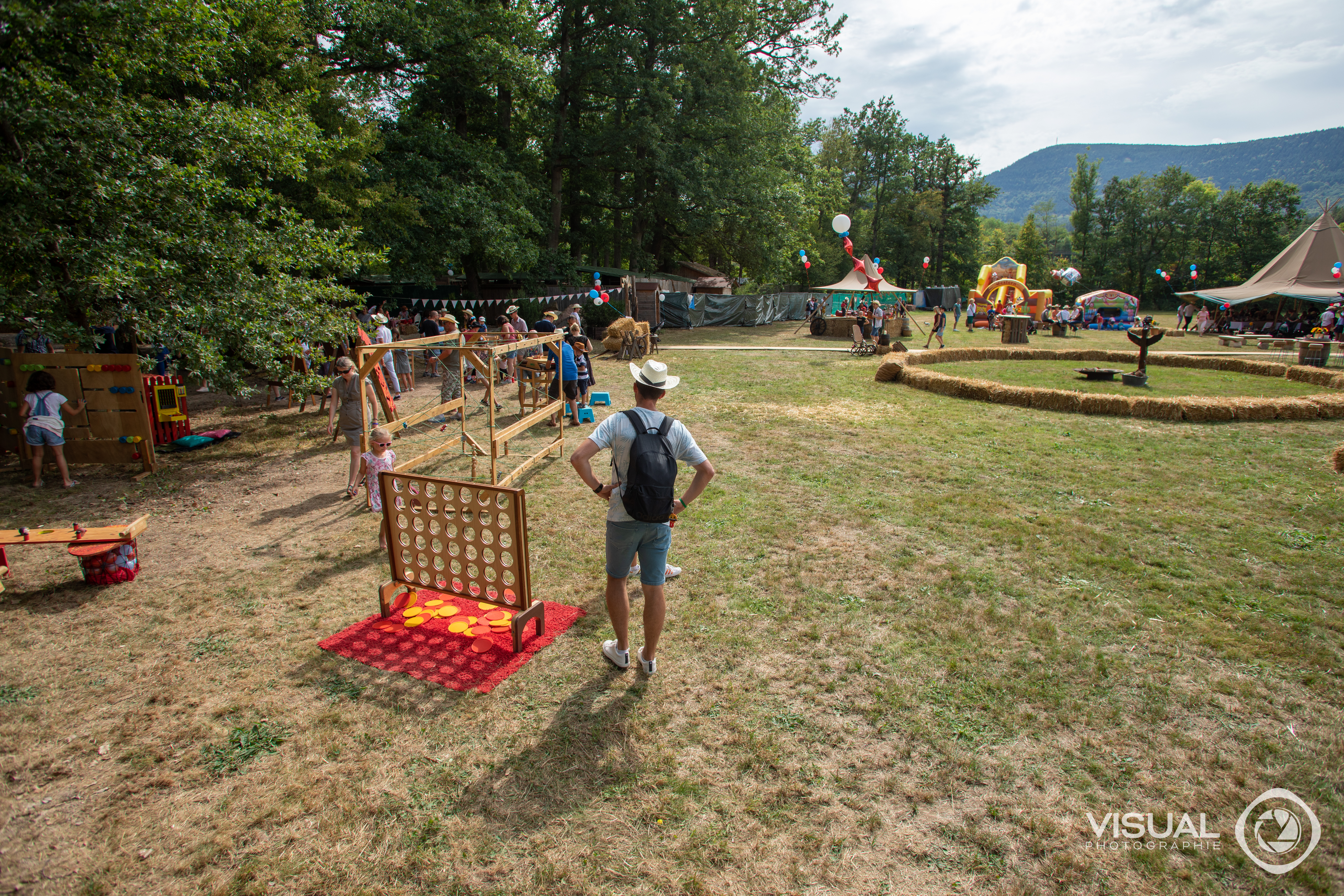 Jeux géants Liège équipes en action sur l'esplanade de la Meuse au soleil · INNOV'events
