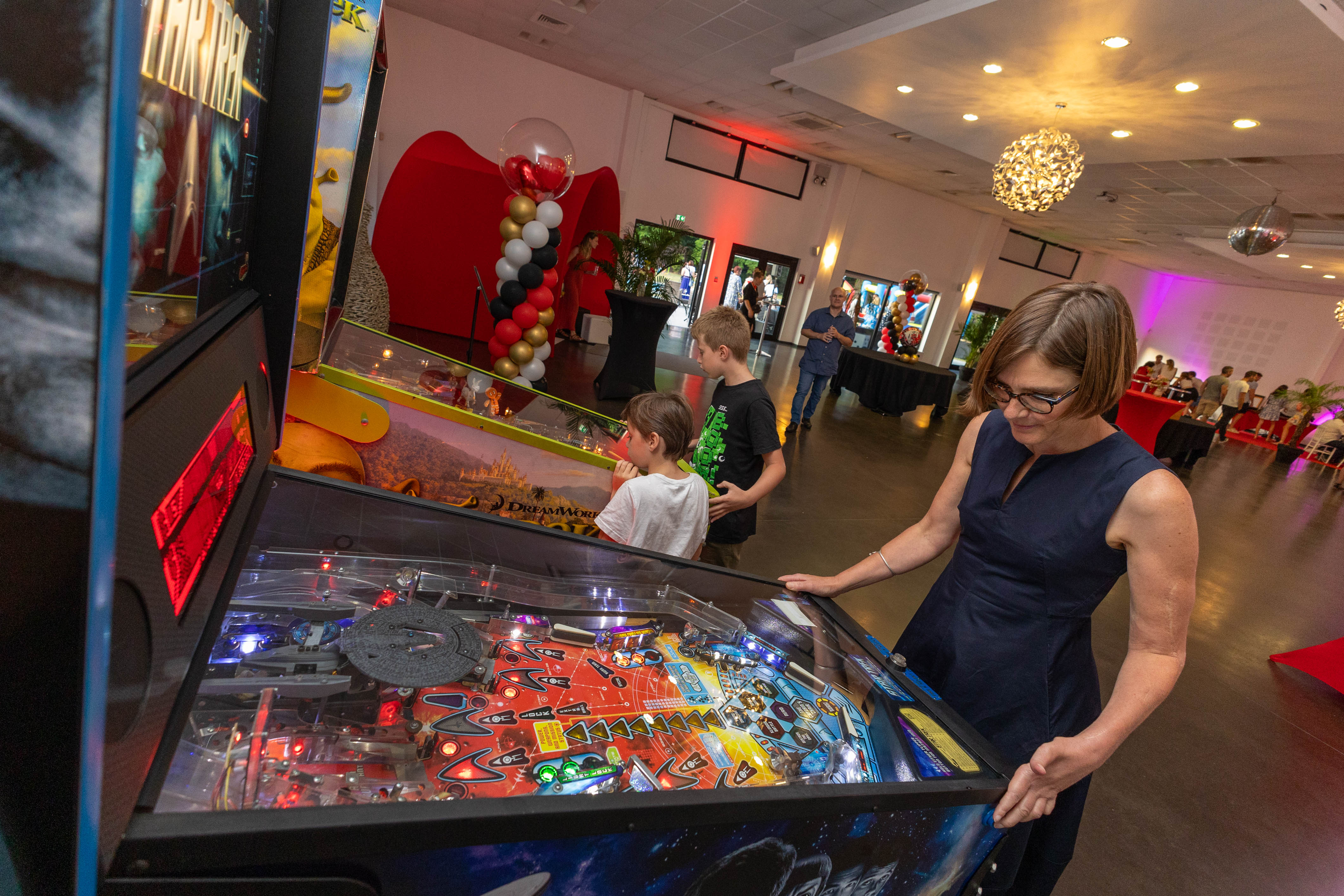 Jeux d'arcade Liège équipes en compétition dans salle modulable avec vue sur Meuse · INNOV'events
