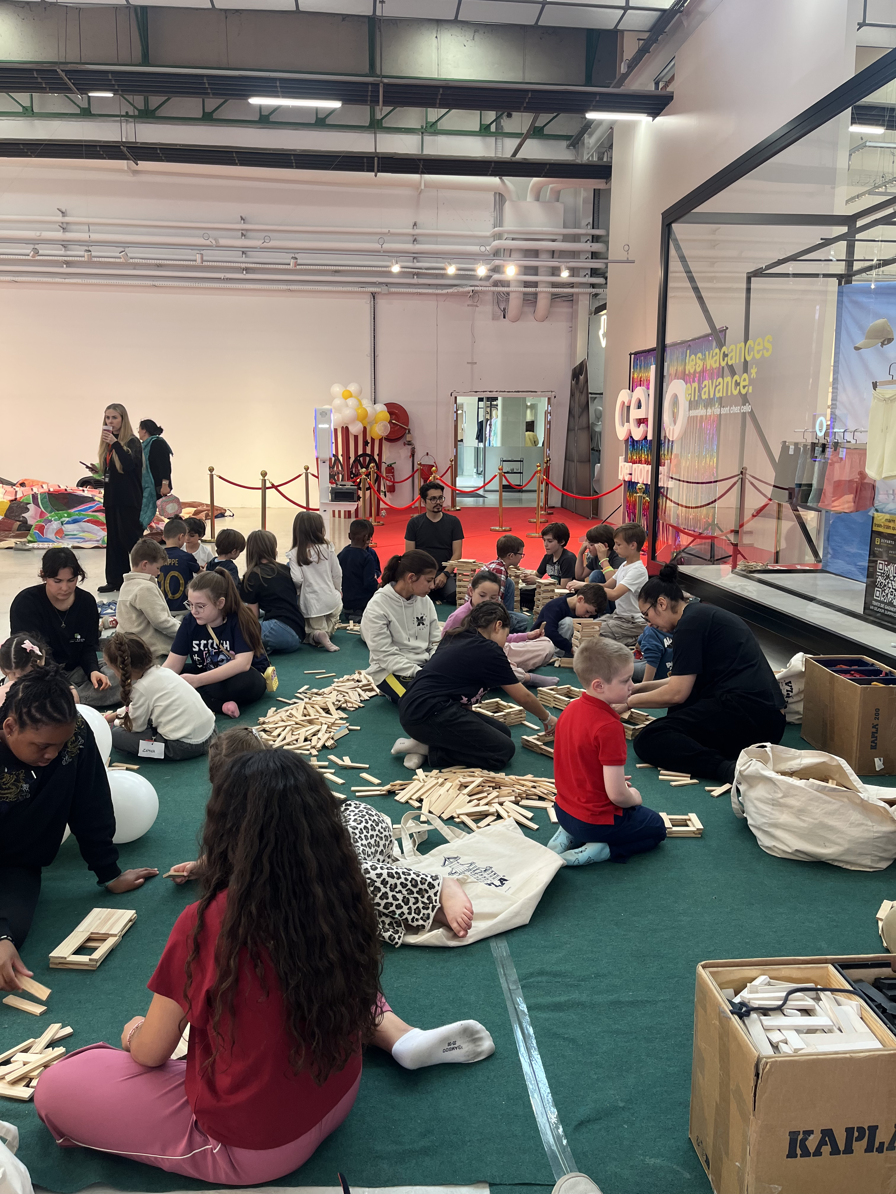 Animation enfants Liège atelier créatif enfants en salle couleurs et matériaux · INNOV'events