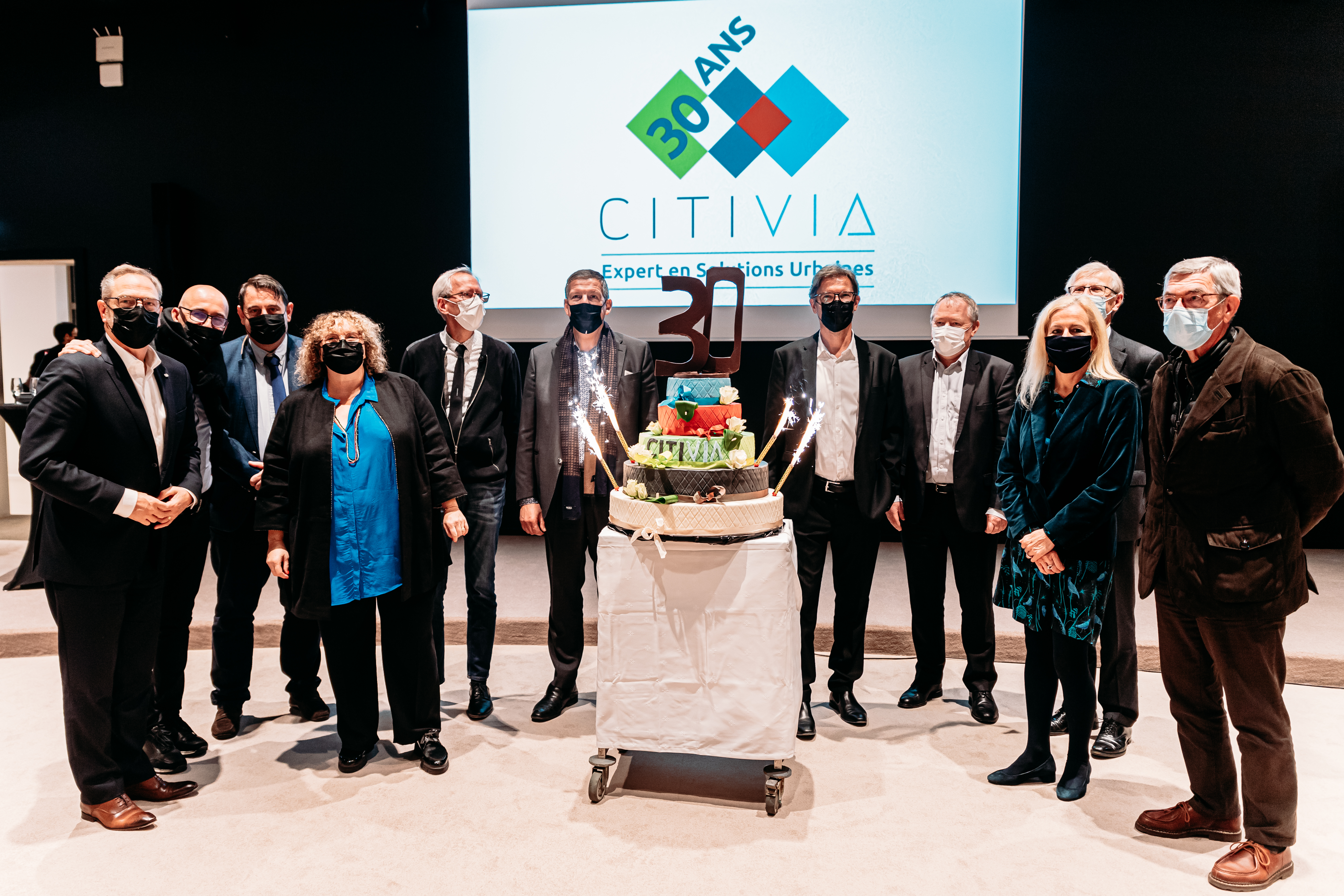 Teamactiviteit bedrijfsjubileum Antwerpen, groep buiten op Scheldekade · INNOV'events