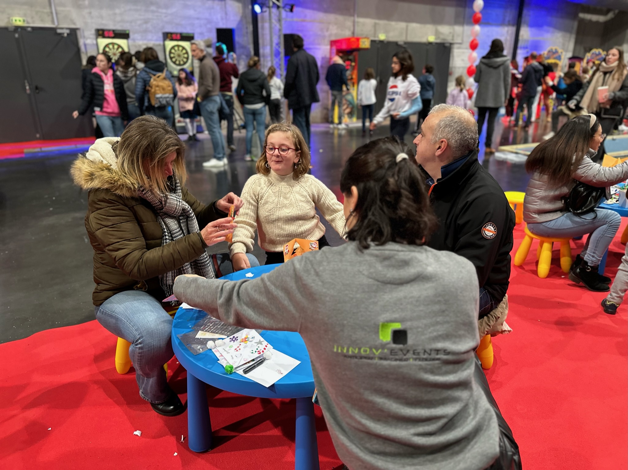 Kinderanimatie personeelsfeest Luik binnenzaal kleurrijke posten · INNOV'events