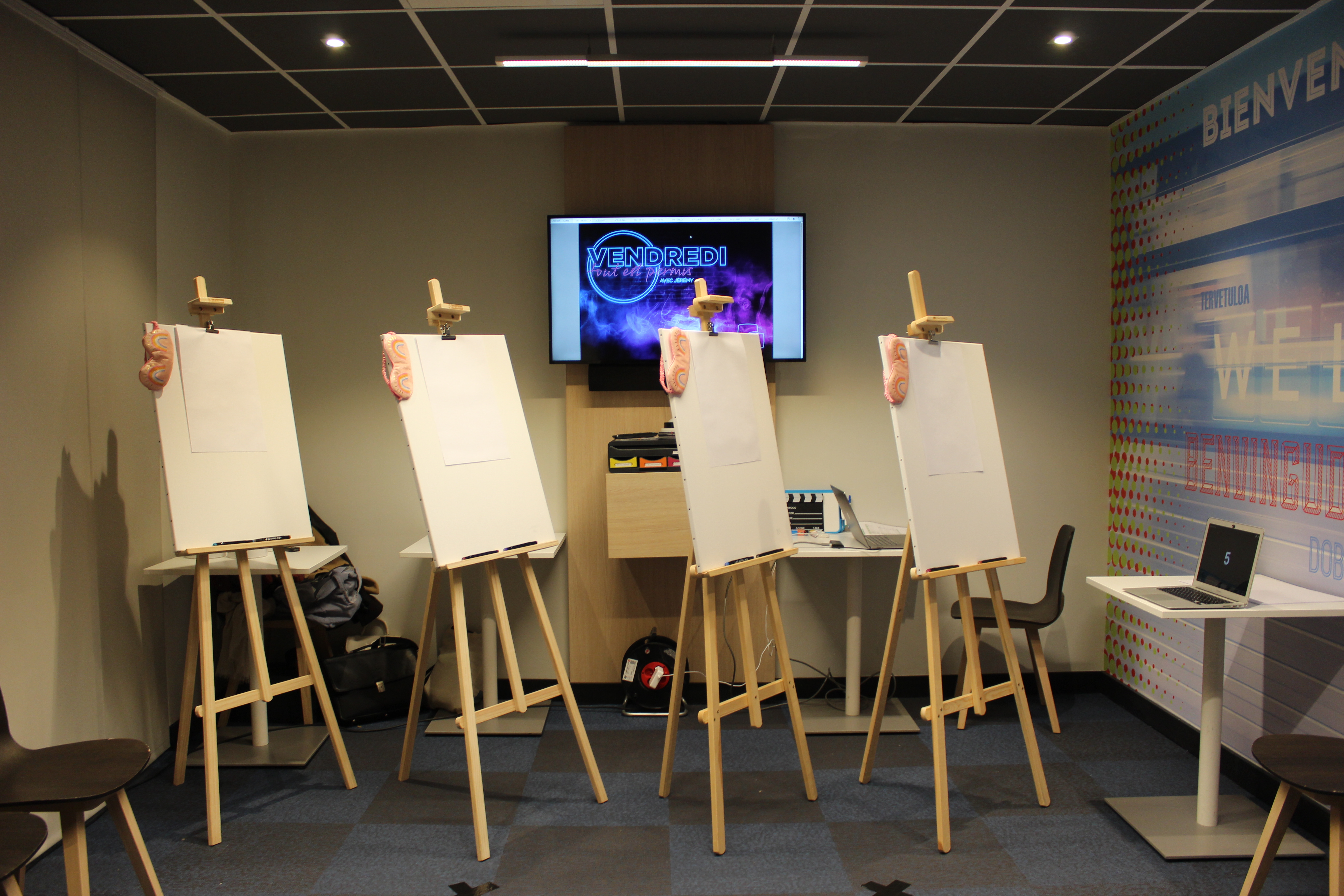 Kleuradvies workshop Antwerpen coach toont kleurenwaaier in loft op Eilandje · INNOV'events