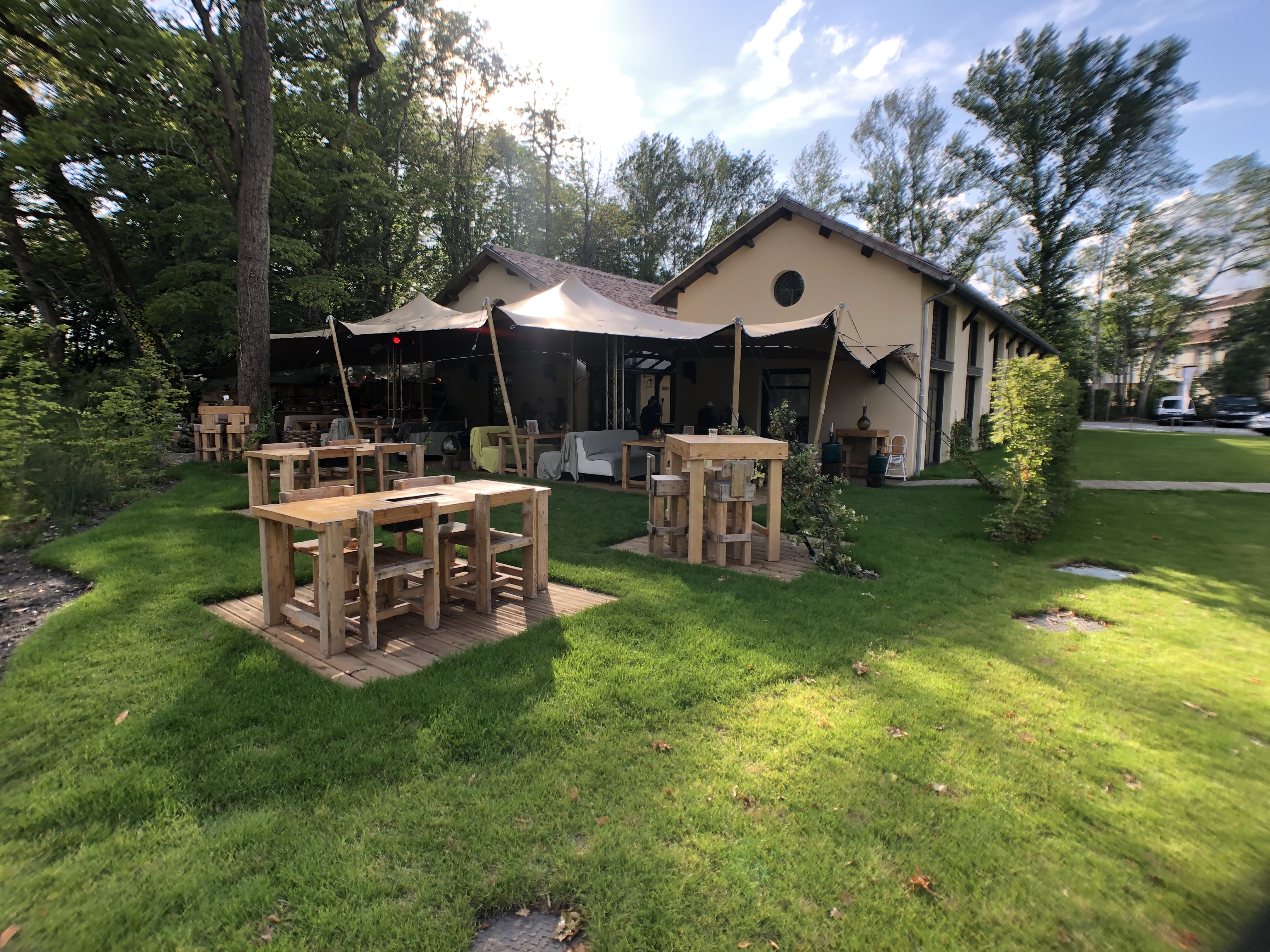 Corporate garden party Antwerp company outdoor evening staff mingling · INNOV'events