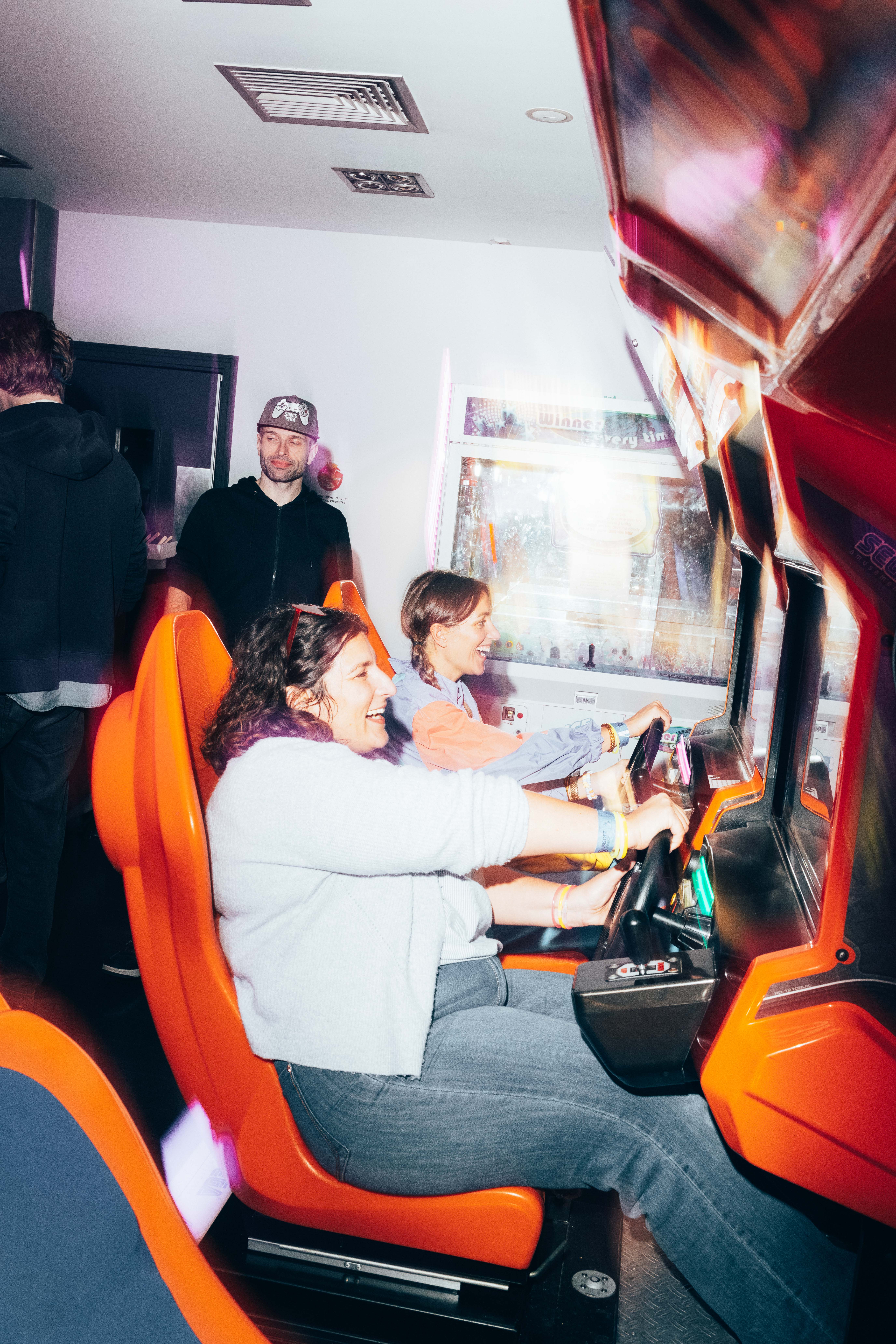 Jeux d'arcade Bruxelles équipes corporate en session compétition espace industriel · INNOV'events
