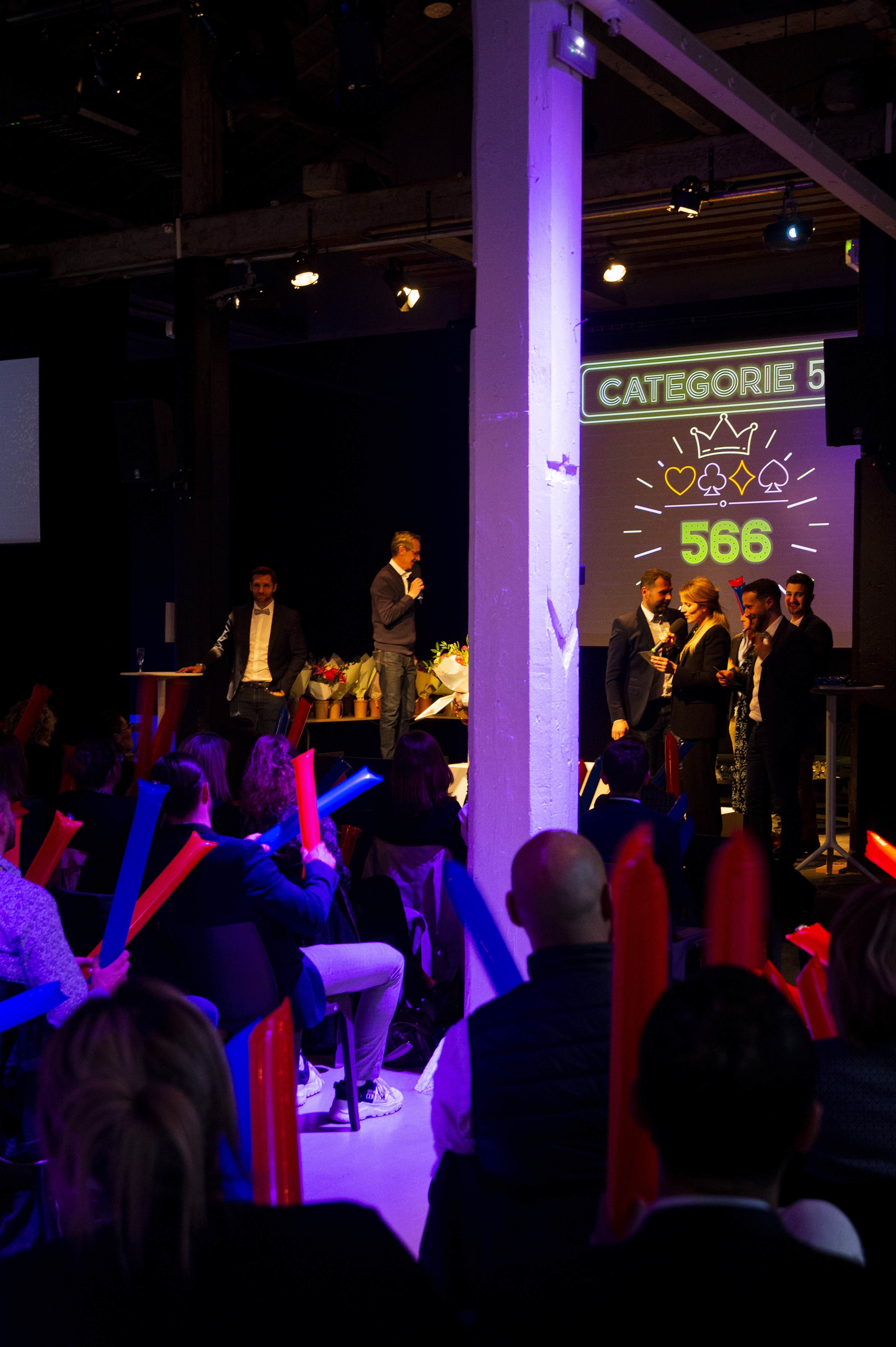 Locatie eventscenografie Brussel Brussels Expo hoge nef met LED-installatie · INNOV'events
