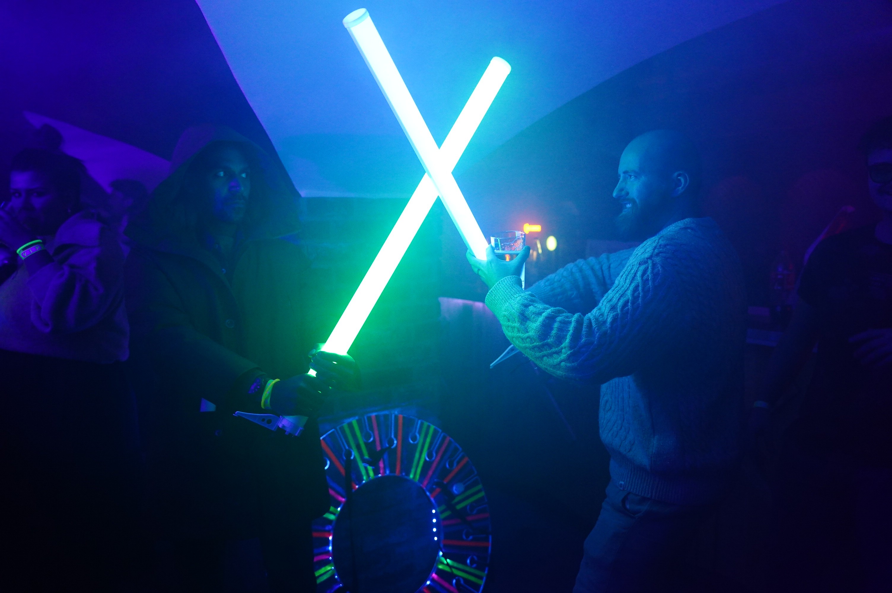 Escape game light painting Brussel teamwork rond lichtpuzzel in donkere zaal · INNOV'events