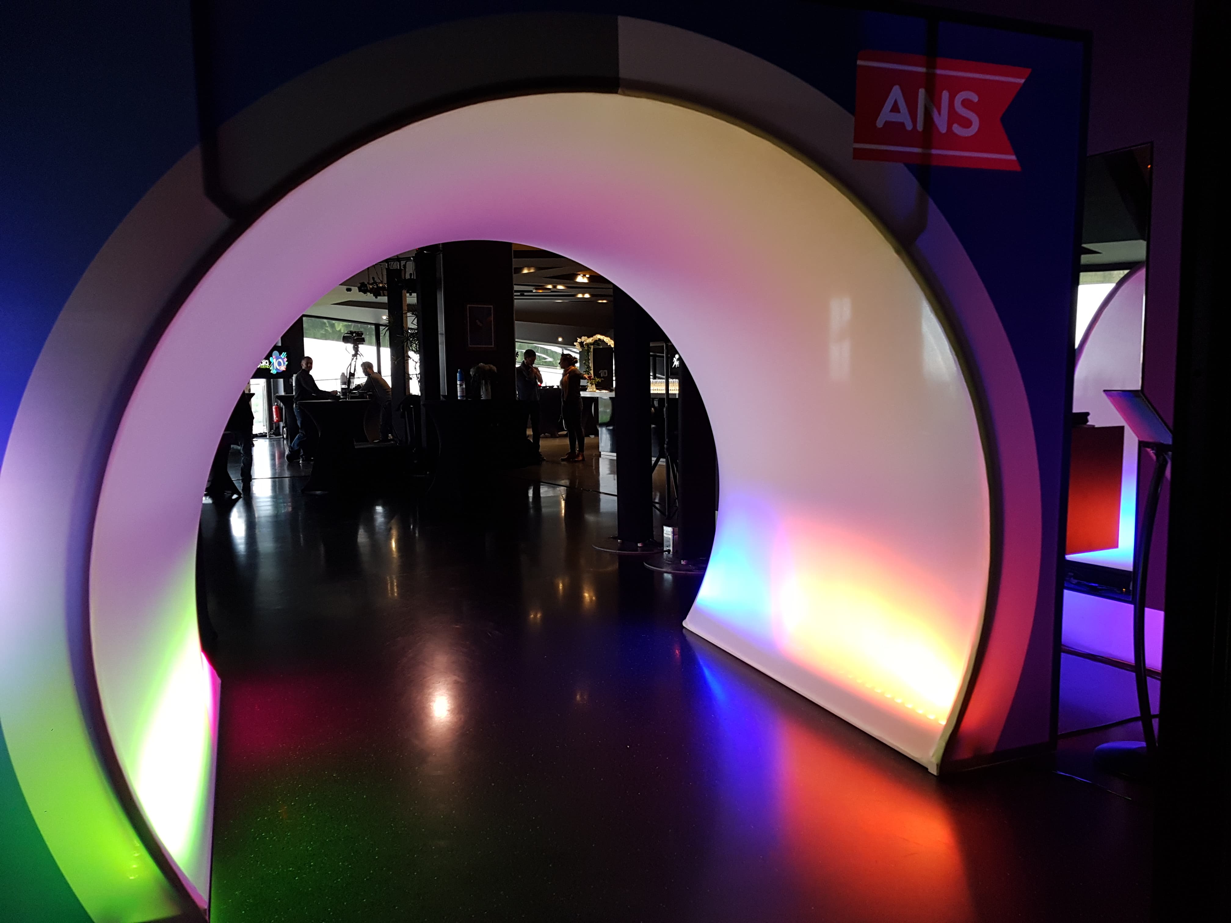 Corporate show Belgique salle Tour & Taxis scène avec public · INNOV'events
