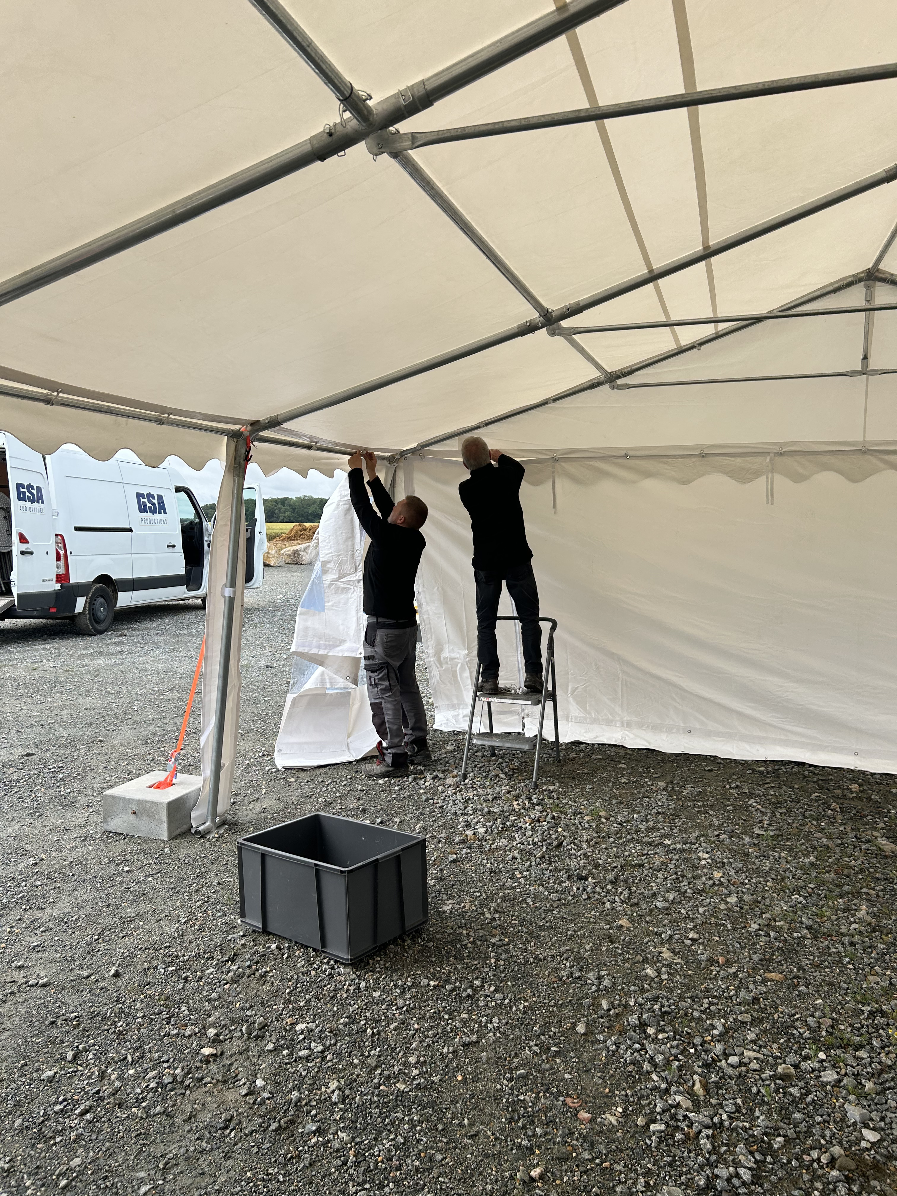 Chapiteau d'entreprise Anvers quais de l'Escaut en soirée · INNOV'events organisation d'événements