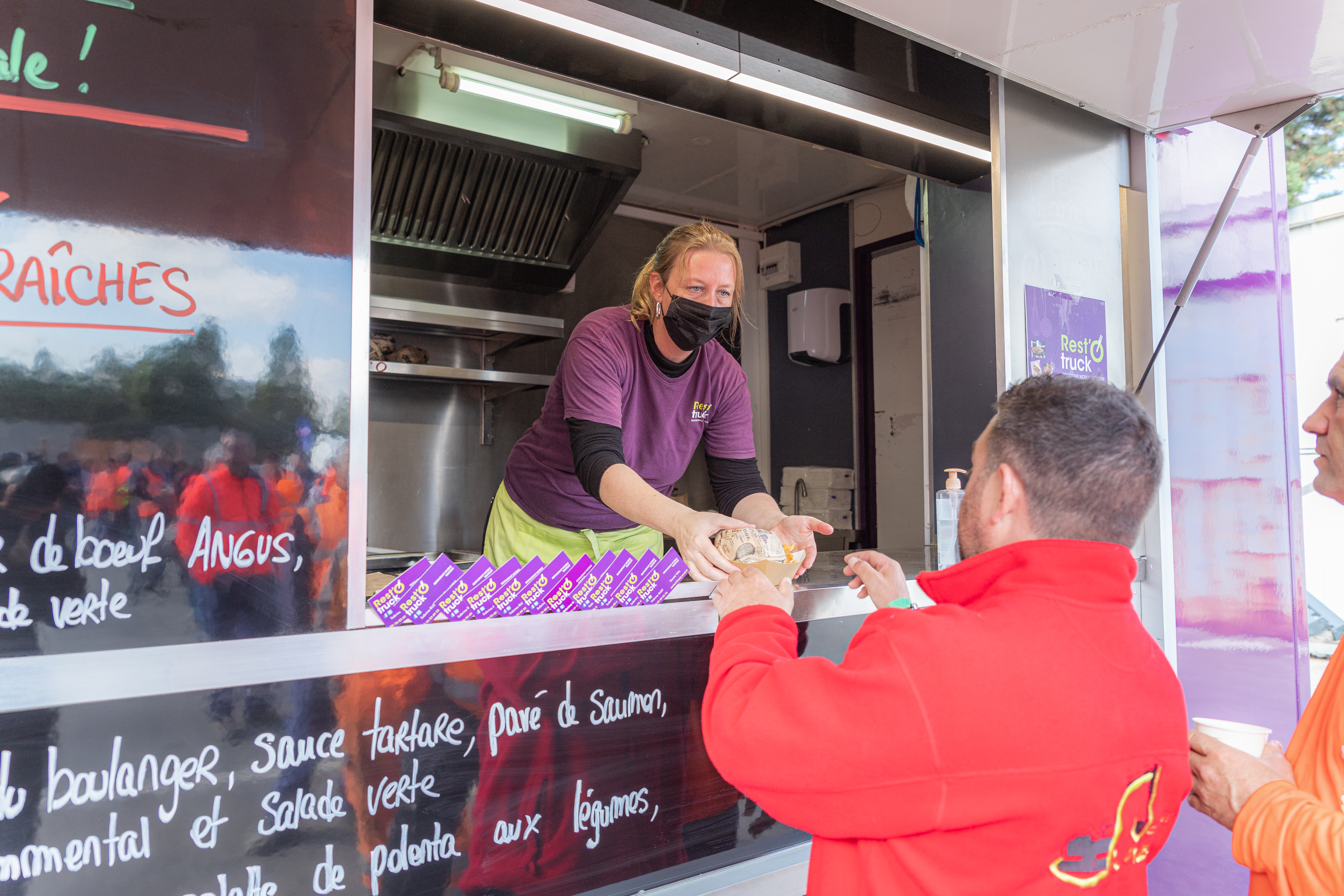Location food truck Bruxelles walking dinner soirée entreprise cour pavée Ixelles · INNOV'events