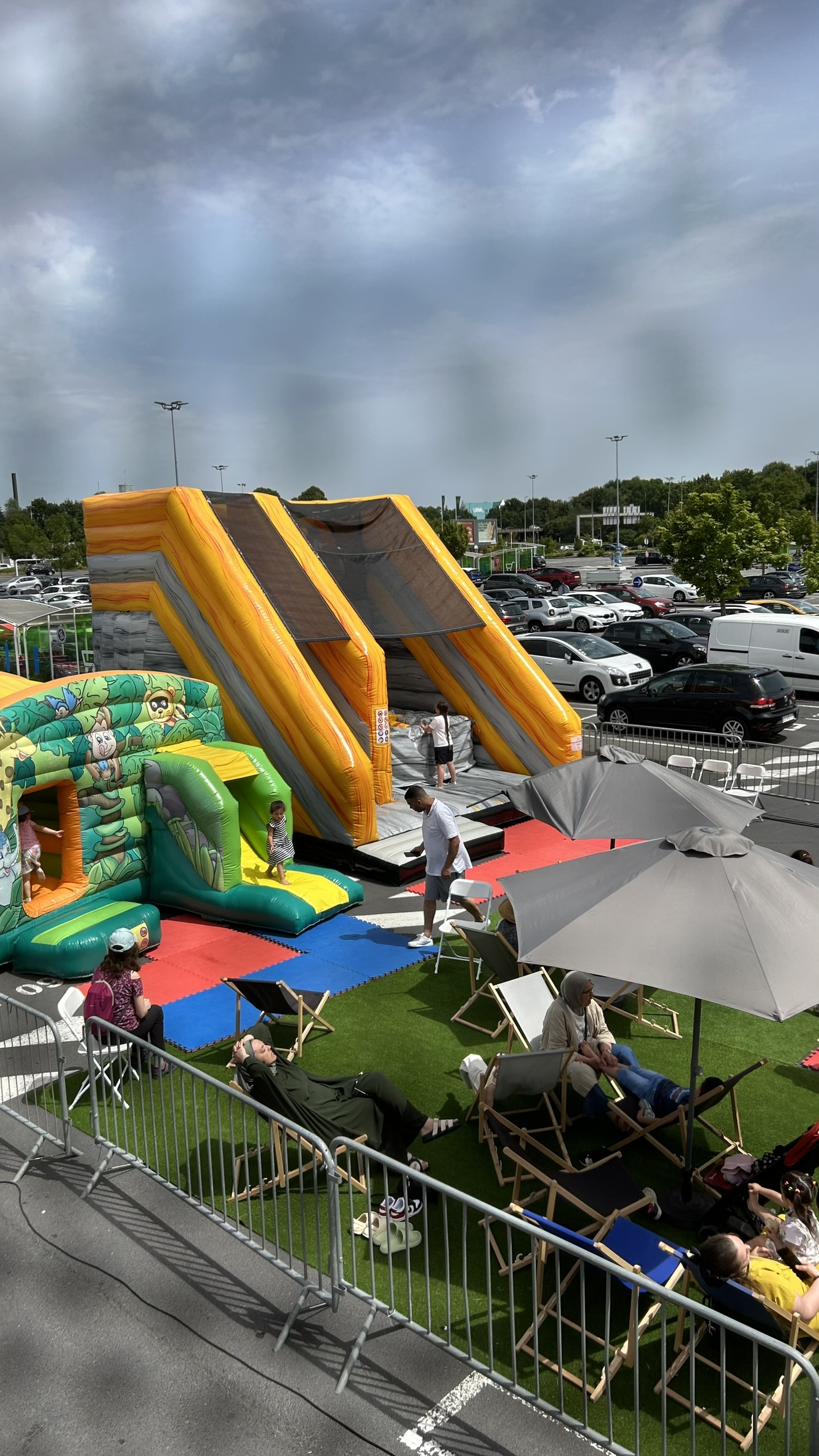 Jeux gonflables Anvers équipes en parcours Eilandje bord de l'Escaut · INNOV'events