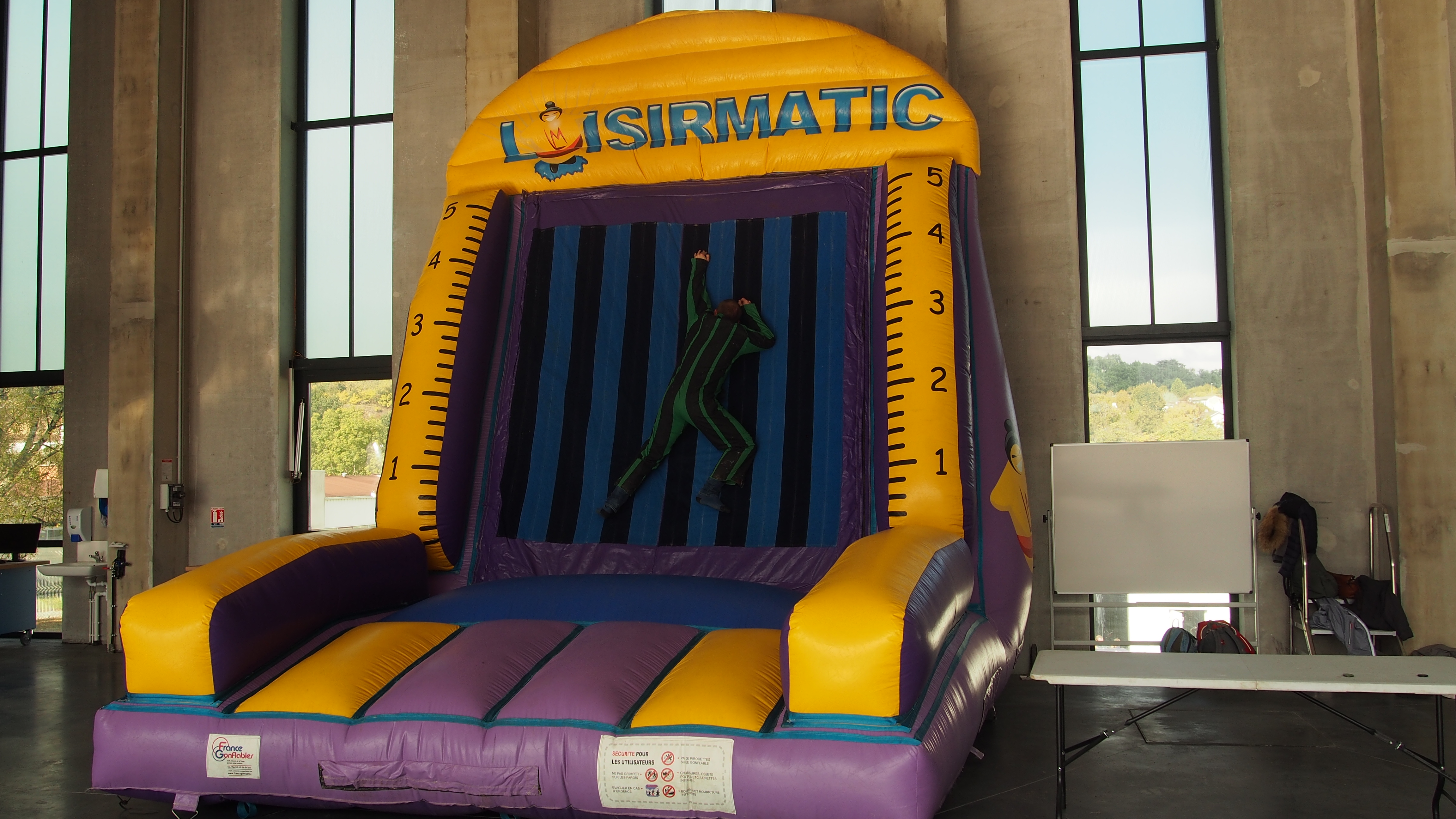 Teamactiviteit surfsimulator Antwerpen MAS-plein zonnige dag bedrijfsevenement · INNOV'events