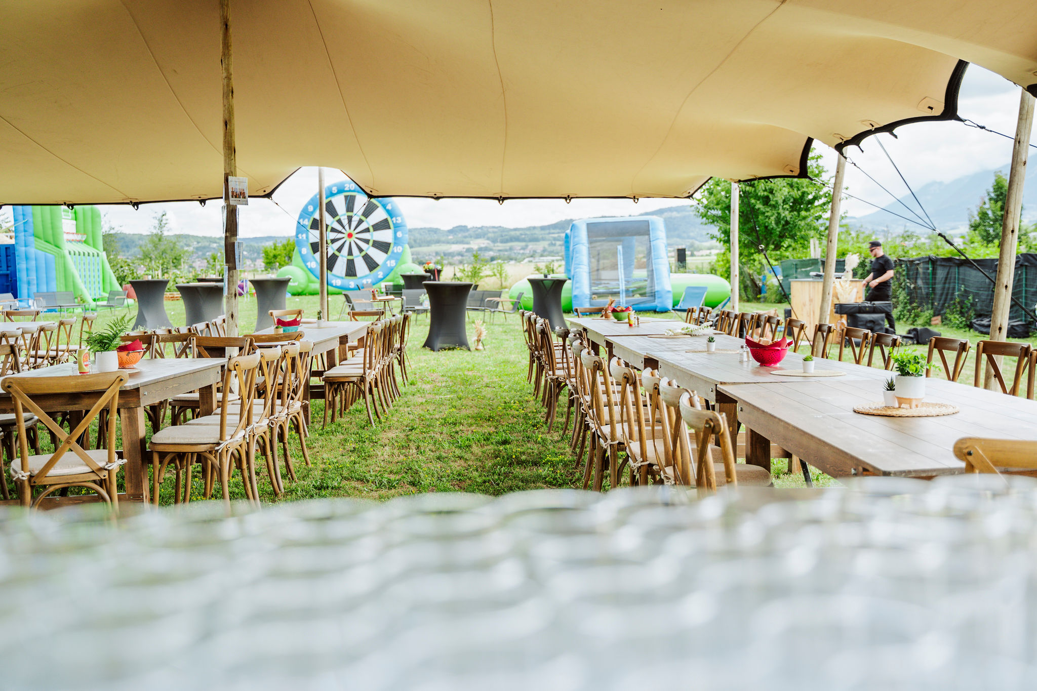 Outdoor receptie tent Brussel Laeken Park zomeravond · INNOV'events