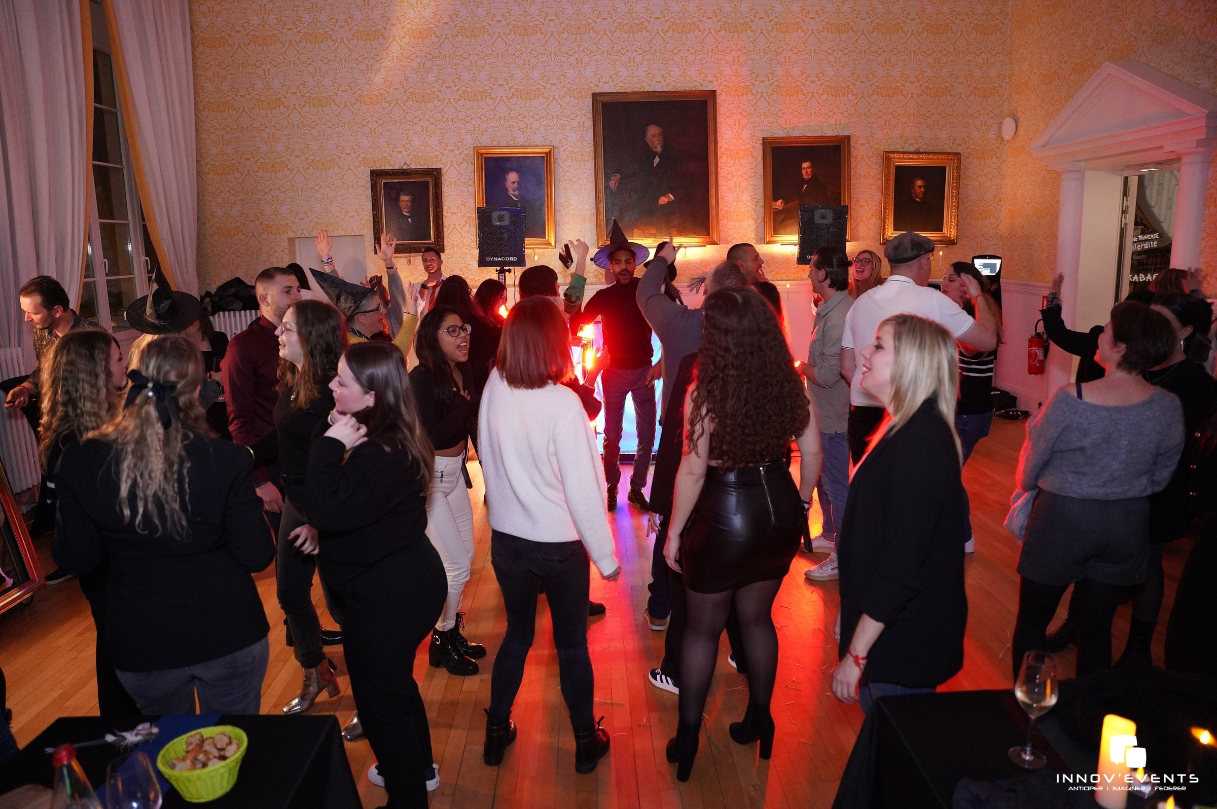 Teamactiviteit Luik Outremeuse bedrijfsgroep buiten zonnig · INNOV'events
