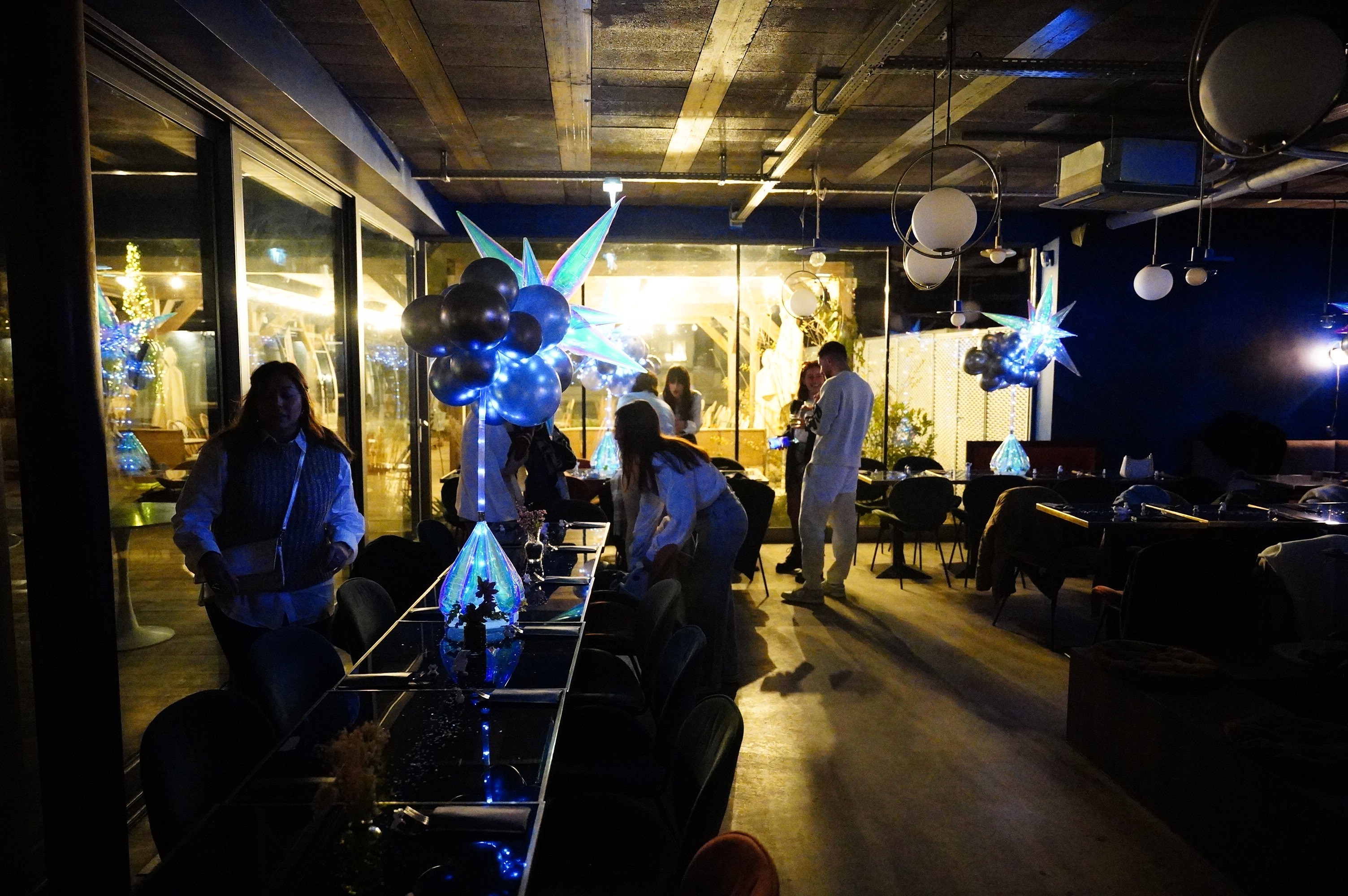 Teamactiviteit ballonnenbad Luik Maas-oever buitenopstelling · INNOV'events