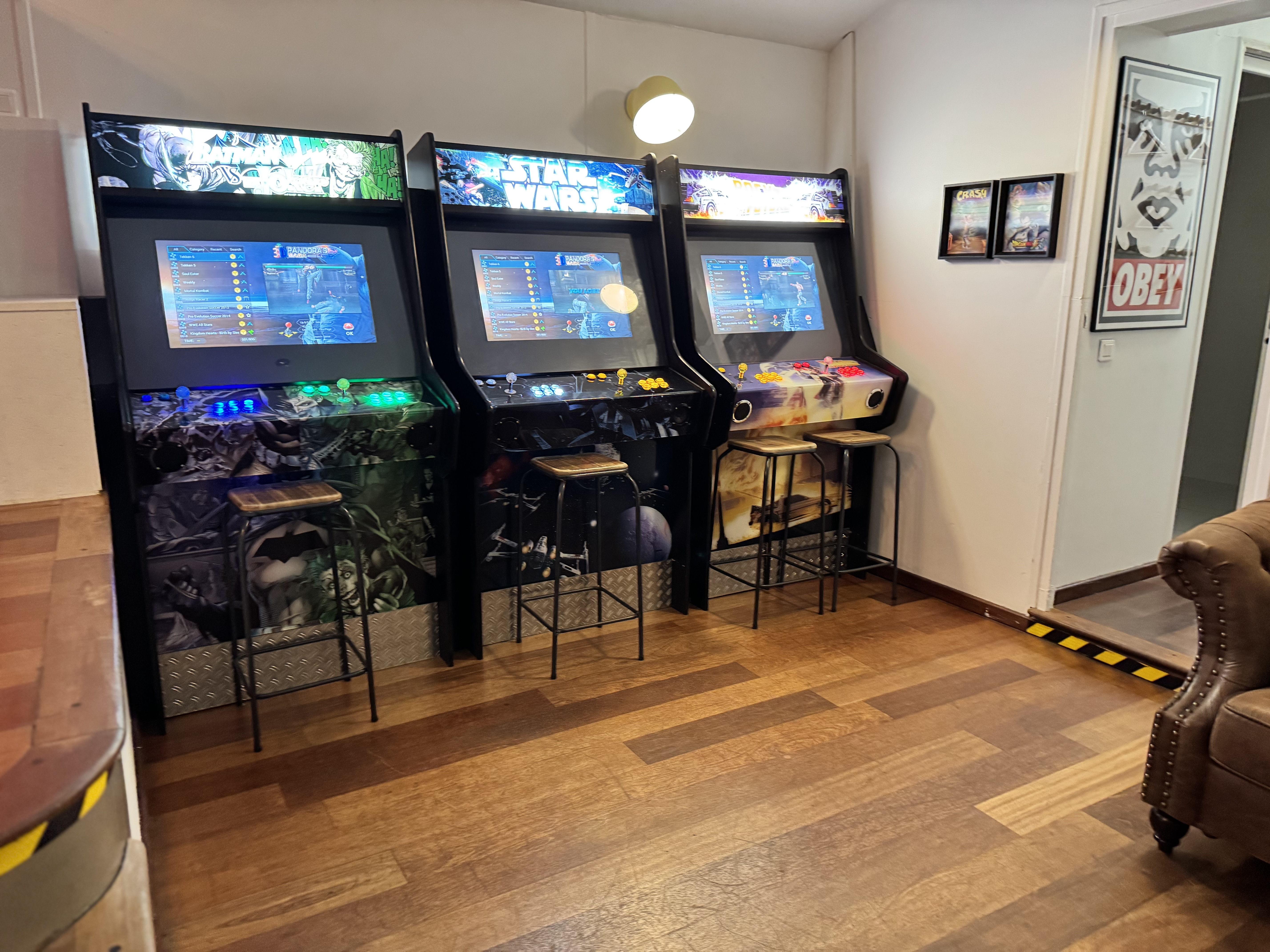 Jeux d'arcade entreprise Liège équipes en compétition dans salle événementielle · INNOV'events