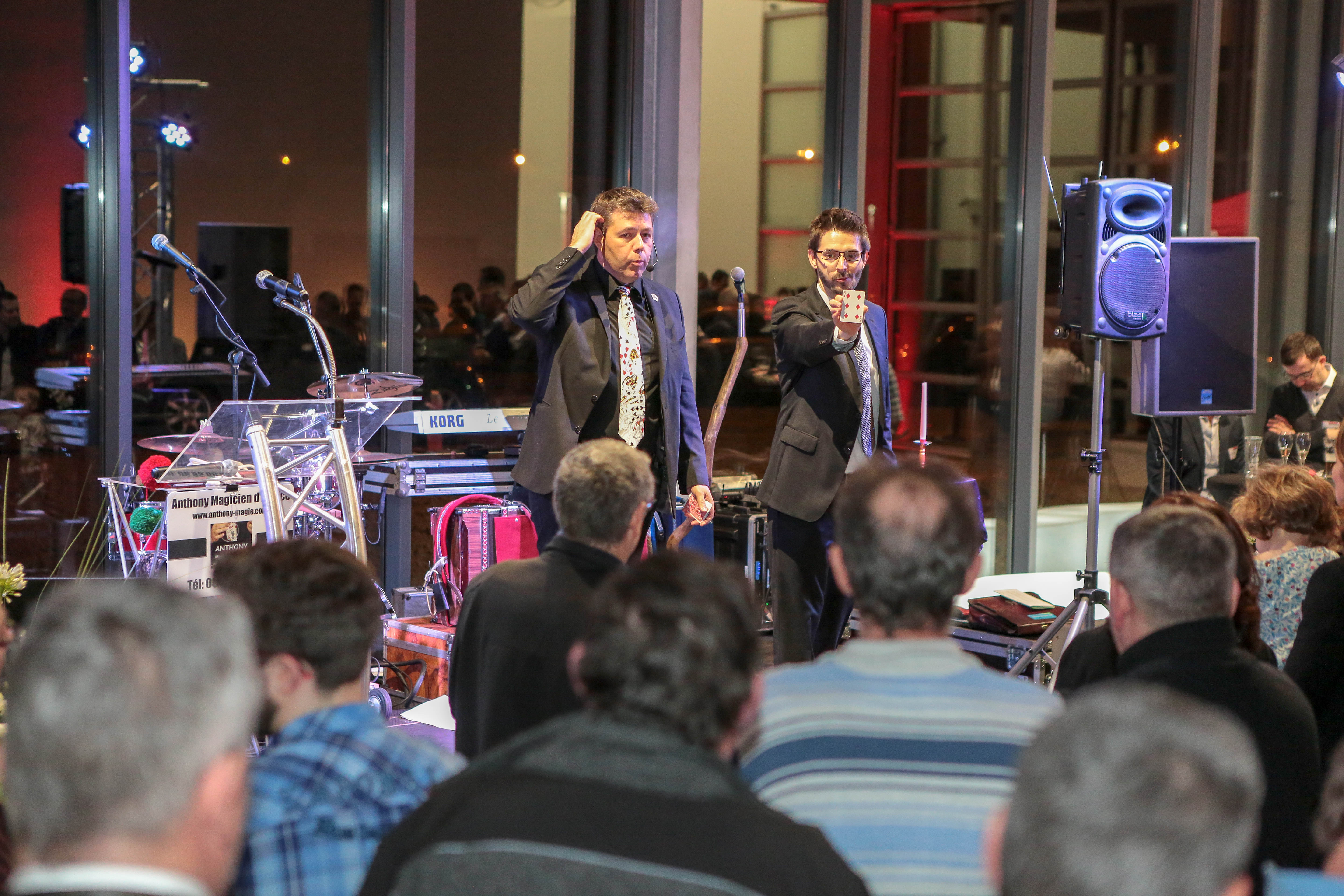 Goochelaar bedrijf Antwerpen dineroptreden tafels interactie · INNOV'events