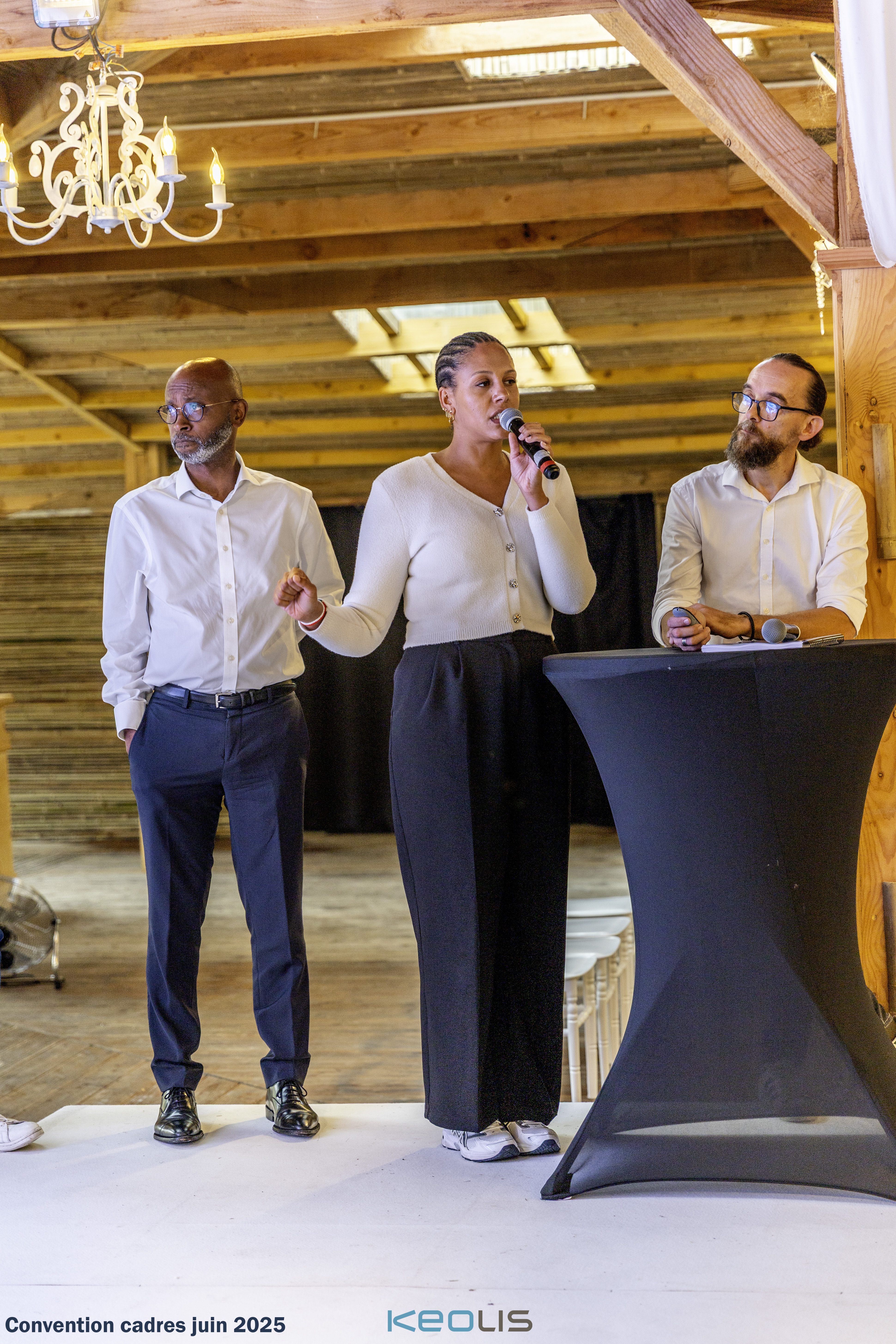 MC op podium galadiner Brussel Tour & Taxis industrieel decor · INNOV'events