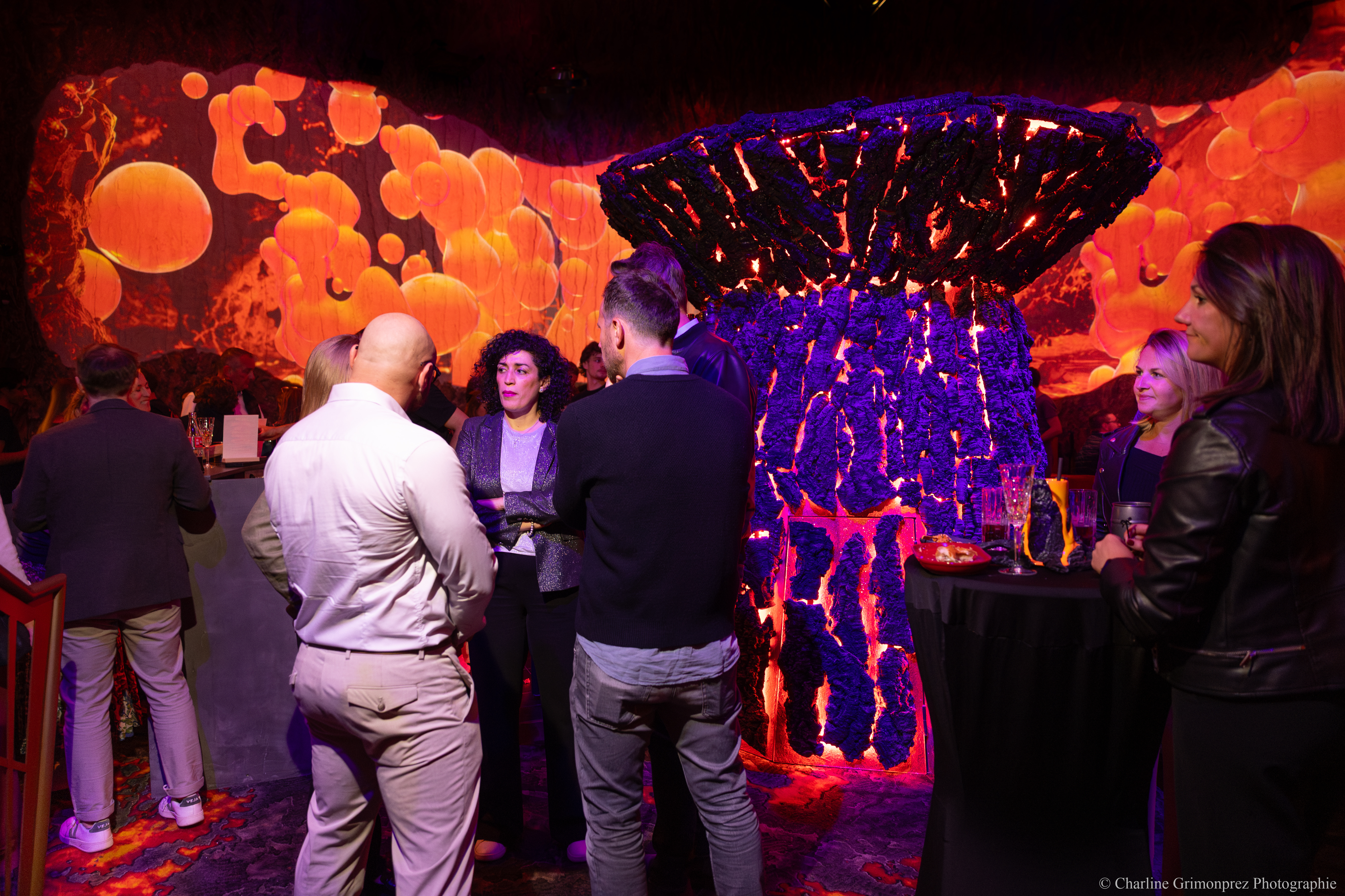 Show corporate Belgique, comédiens interagissant avec le public lors d'un dîner de gala · INNOV'events