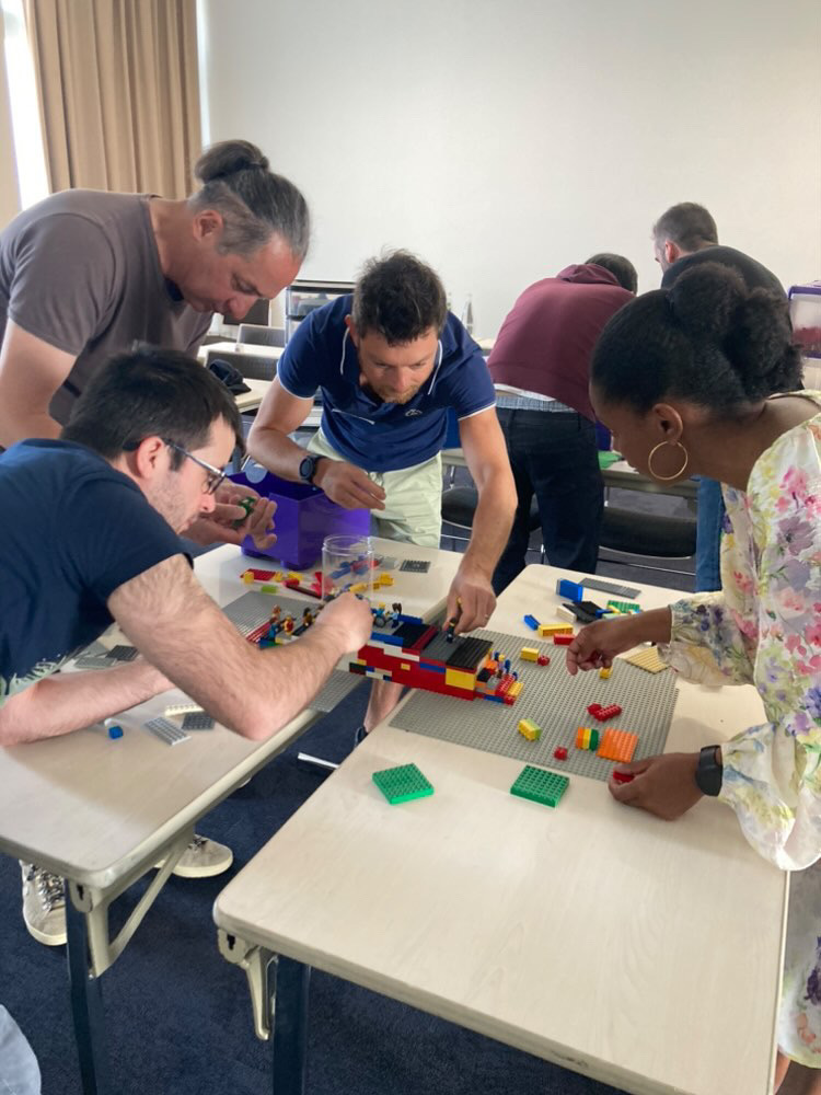 Animation team building LEGO Bruxelles restitution finale grand groupe · INNOV'events