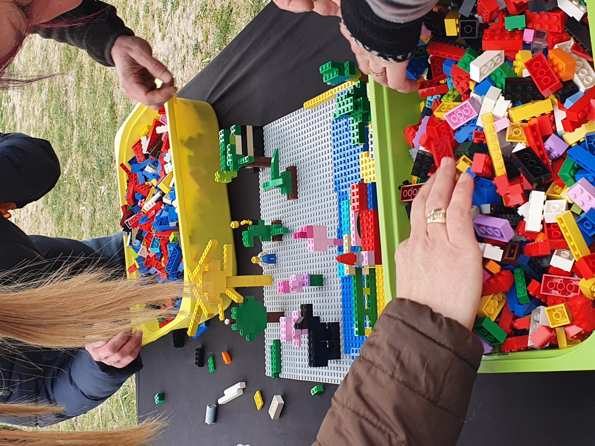 Salle événementielle Liège challenge LEGO groupes debout animateur central · INNOV'events organisation d'événements