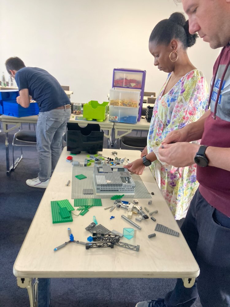 LEGO challenge Antwerpen coaches begeleiden teams in renovated pakhuis aan het Eilandje · INNOV'events