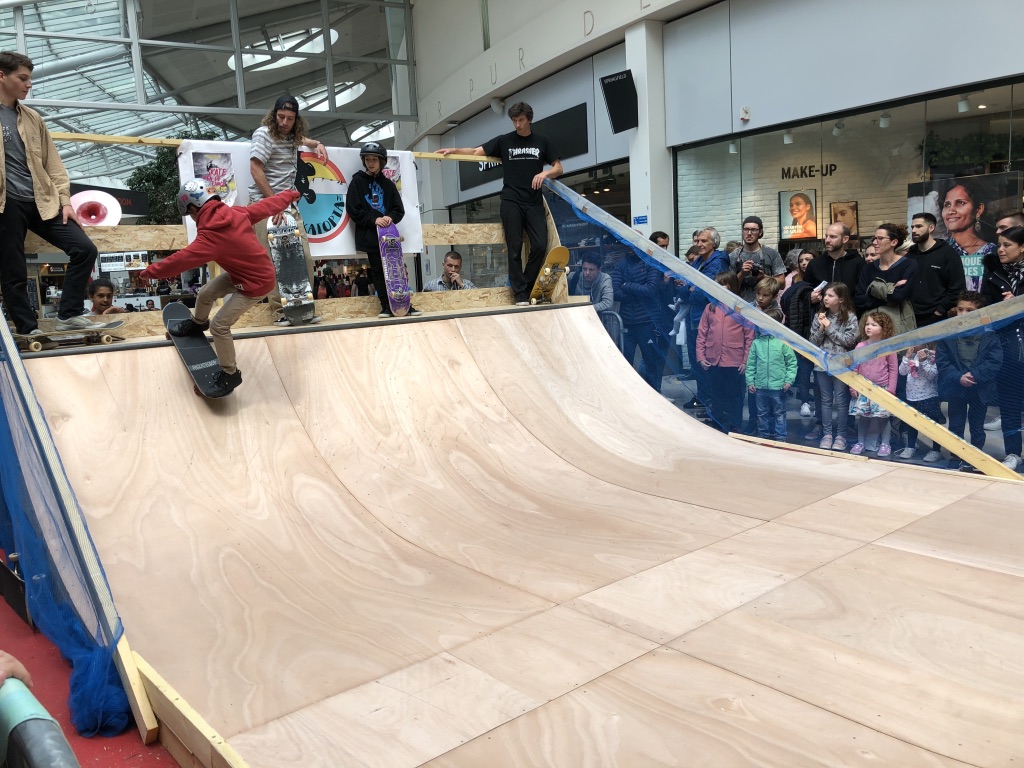 Kermisanimatie Luik gezinnen promotiestand buiten Place Saint-Lambert · INNOV'events
