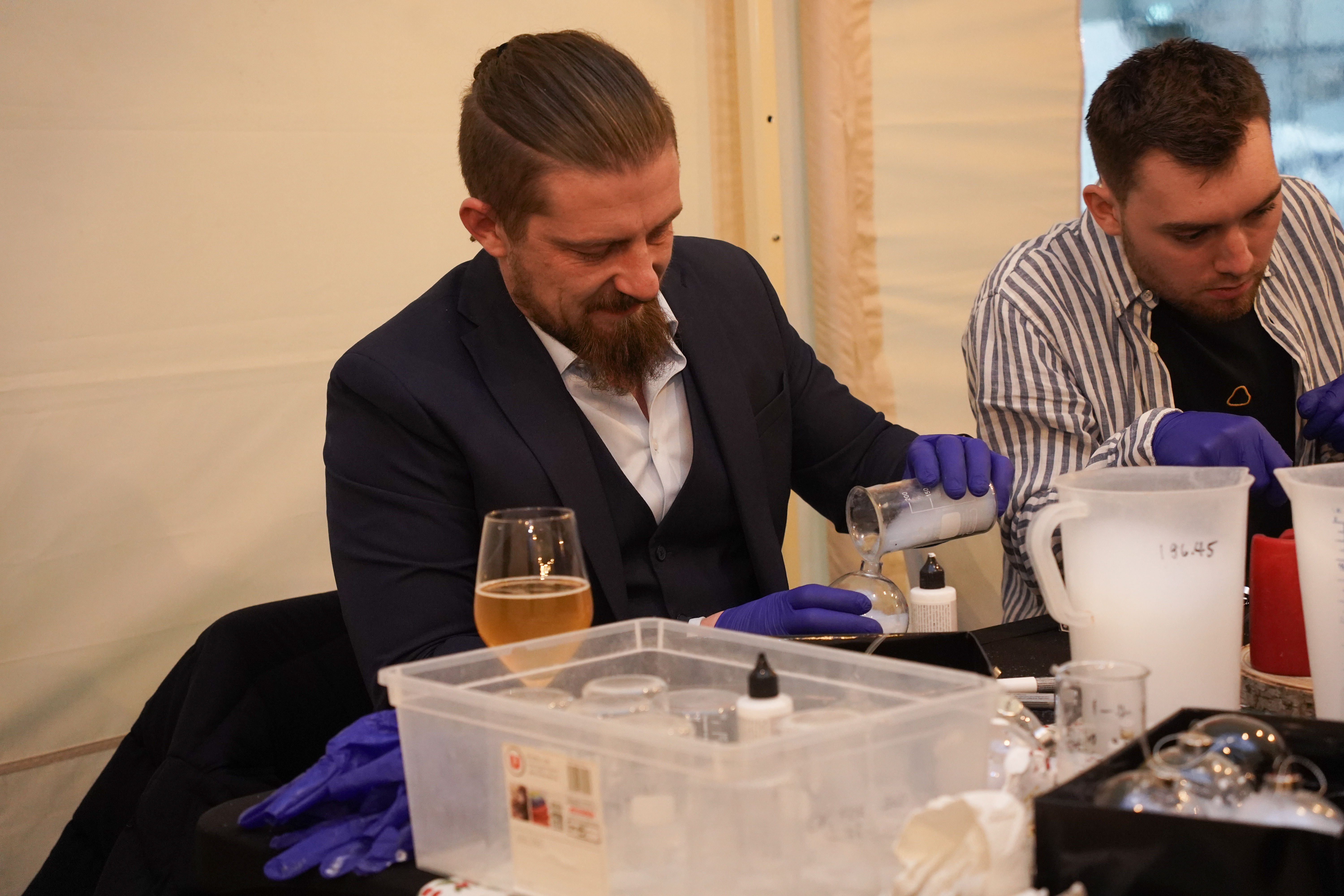 Parfum workshop Antwerpen deelnemers met pipetten en basisnoten op tafel · INNOV'events