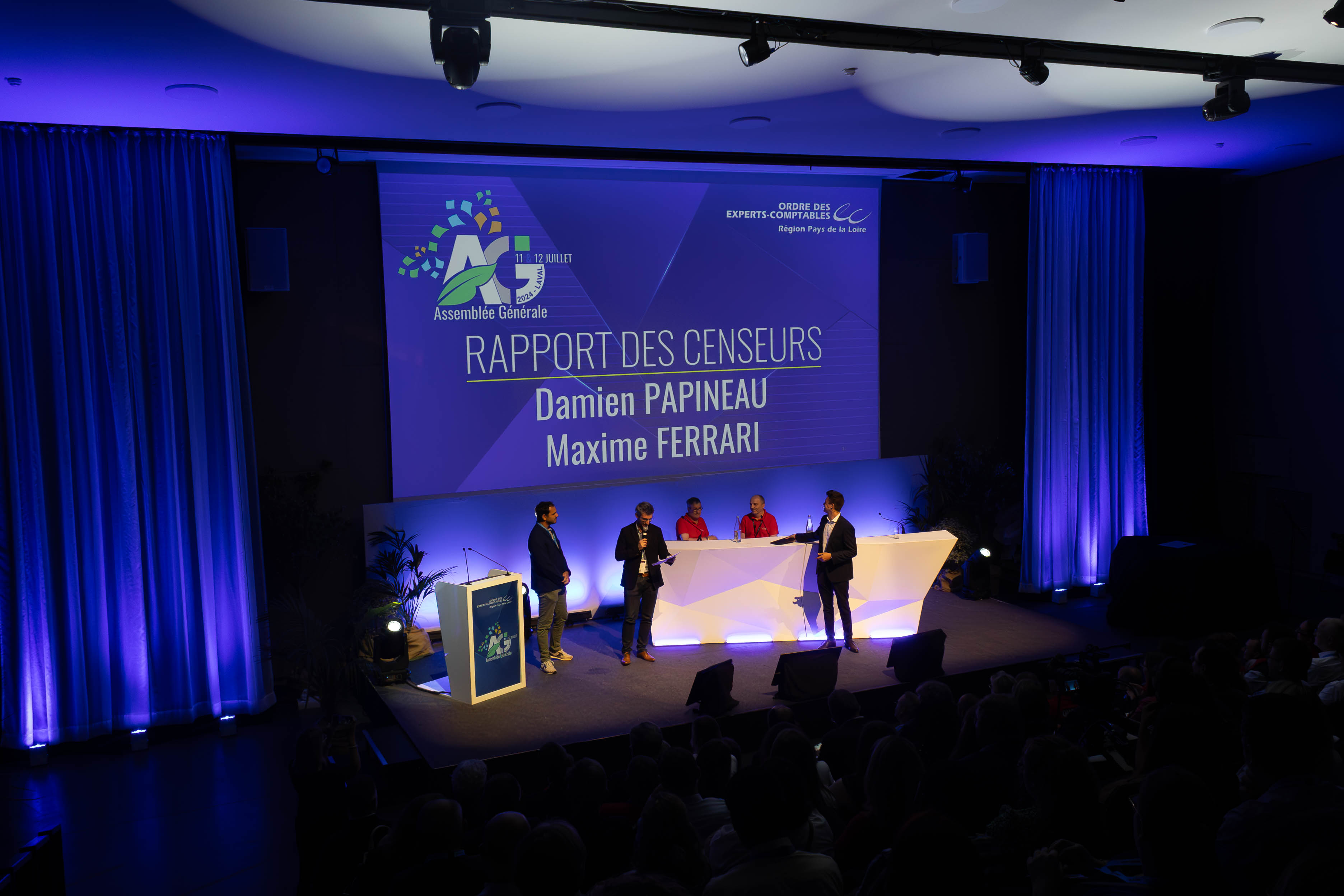 Eventpresentator Brussel plenaire zaal Brussels Expo vol publiek · INNOV'events