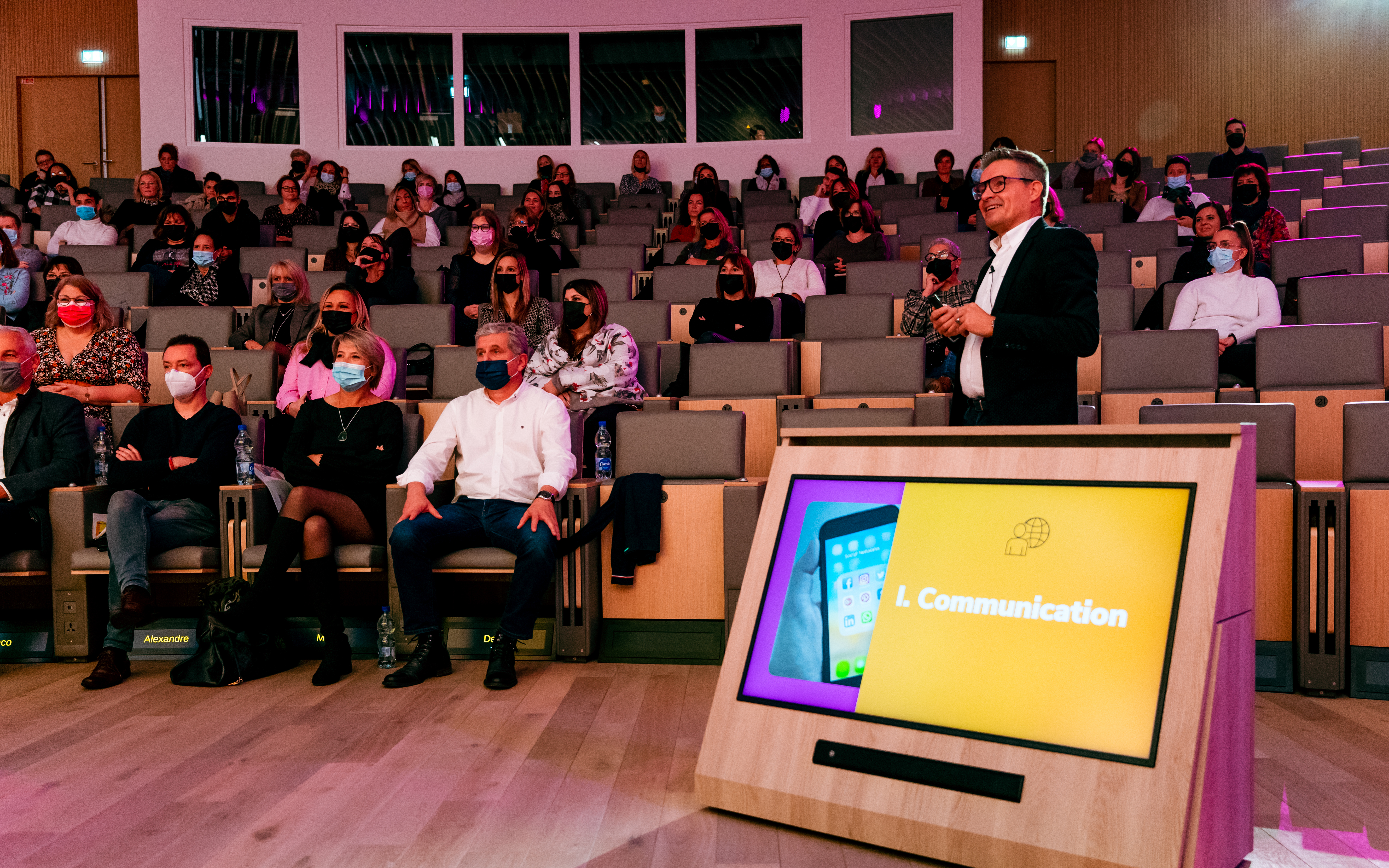 MC kick-off productlancering Antwerpen podium bedrijf · INNOV'events