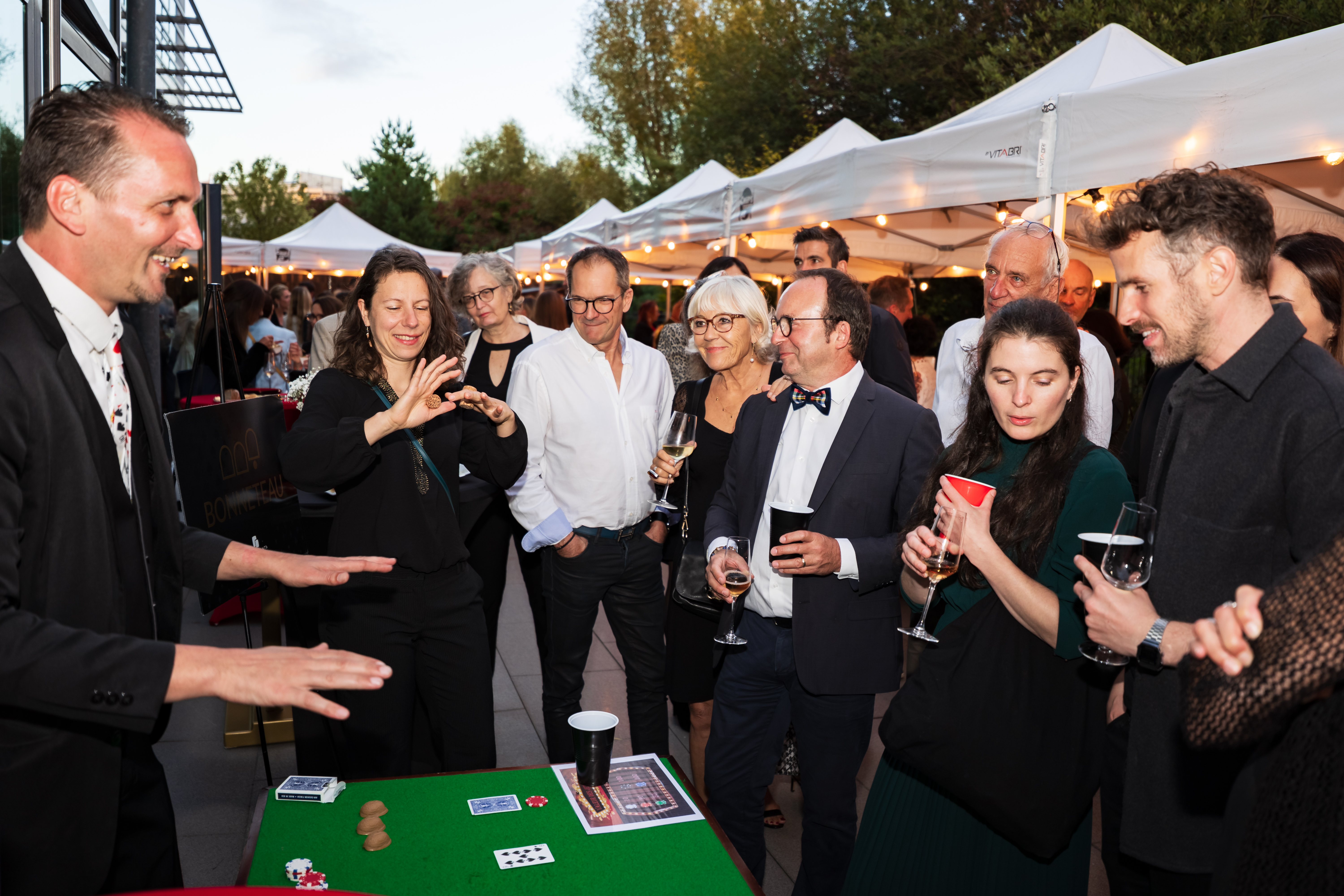 Goochelaar cocktailanimatie Luik buitenterras langs de Maas · INNOV'events