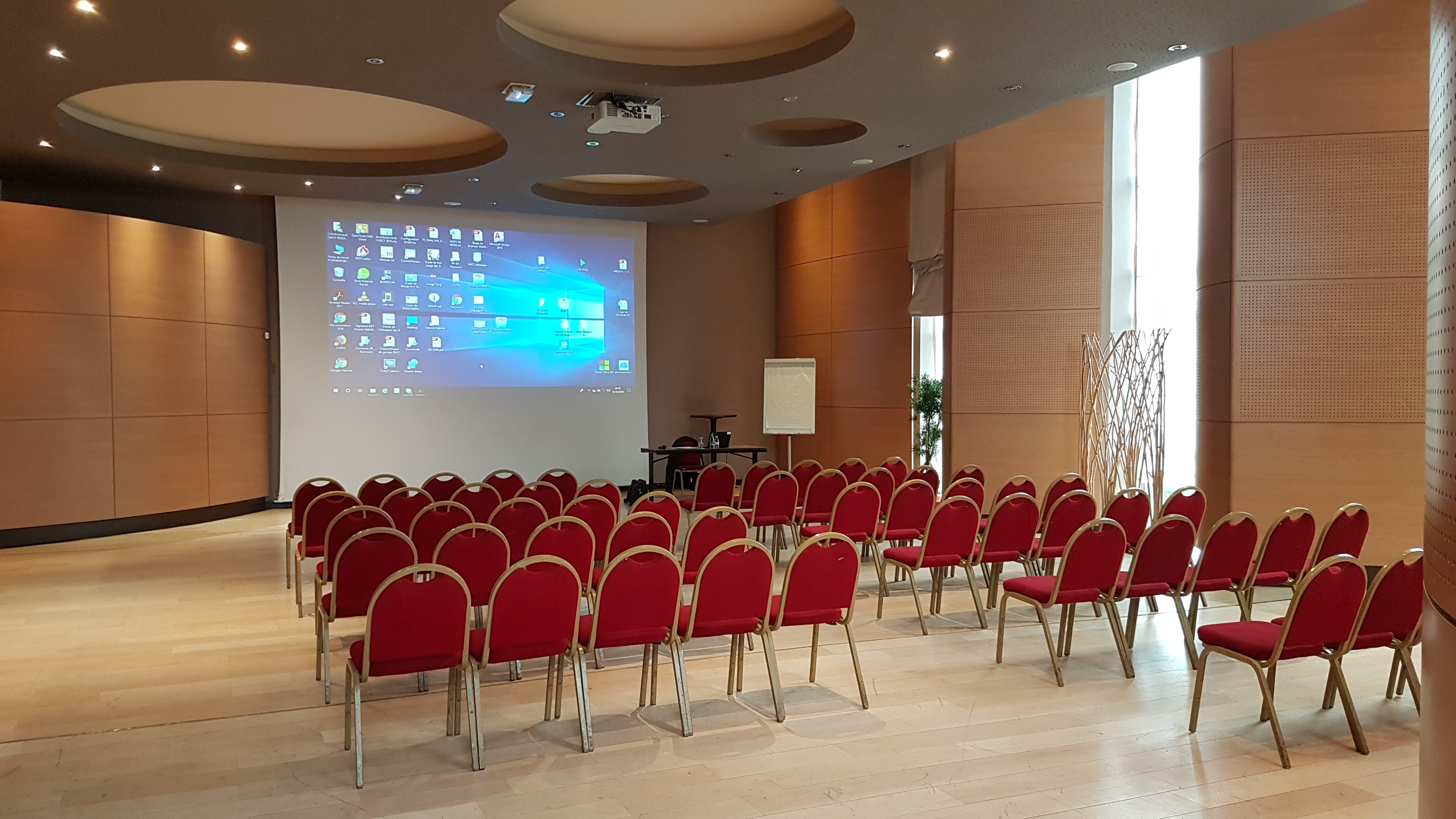 Interprète Bruxelles atelier consécutif groupe restreint salle lumineuse · INNOV'events
