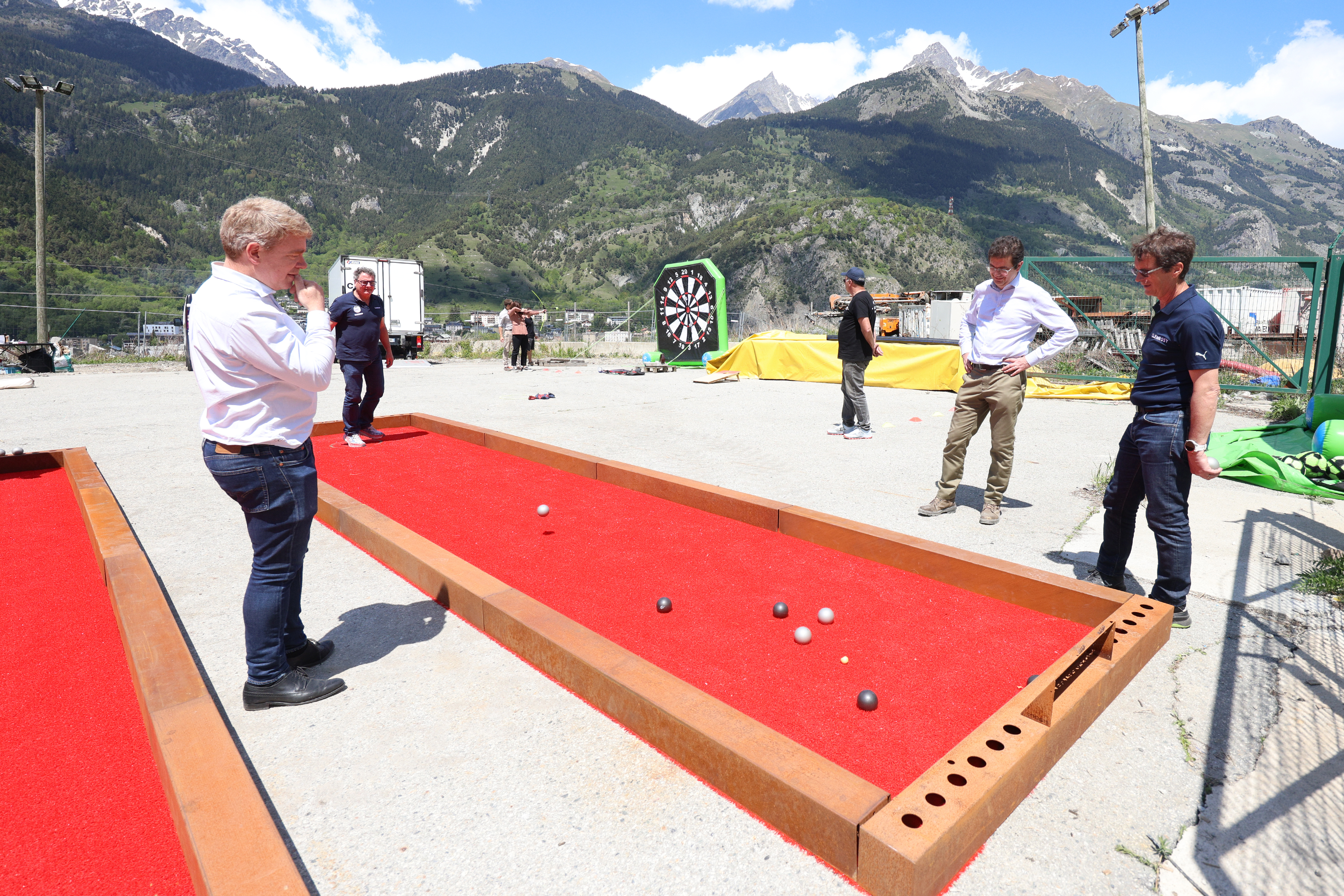Outdoor spelchallenge reuzenspellen challenge Luik Maasoevers teams buiten · INNOV'events