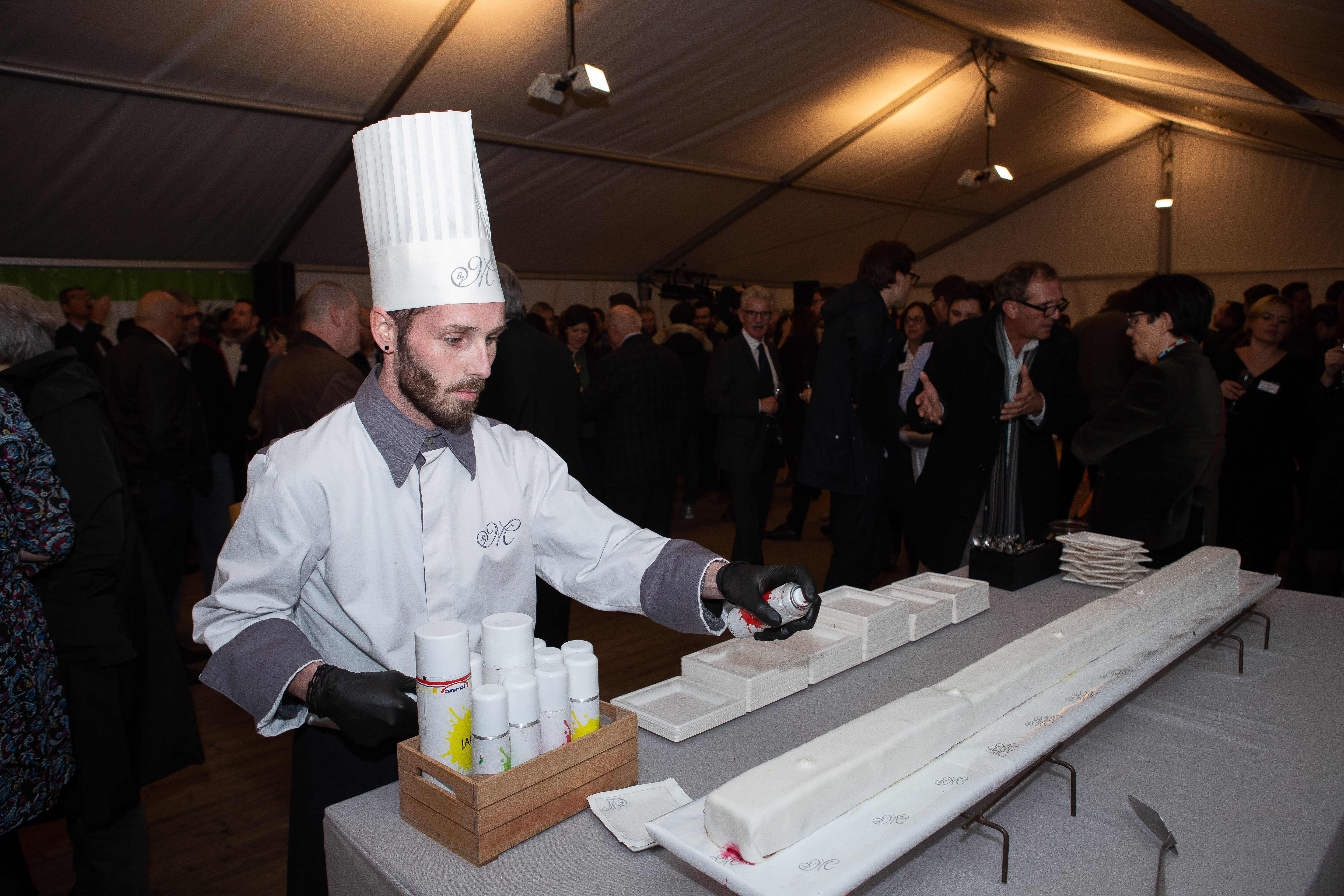 Cocktail dînatoire traiteur événementiel Liège pièces chaudes wallonnes en salle · INNOV'events