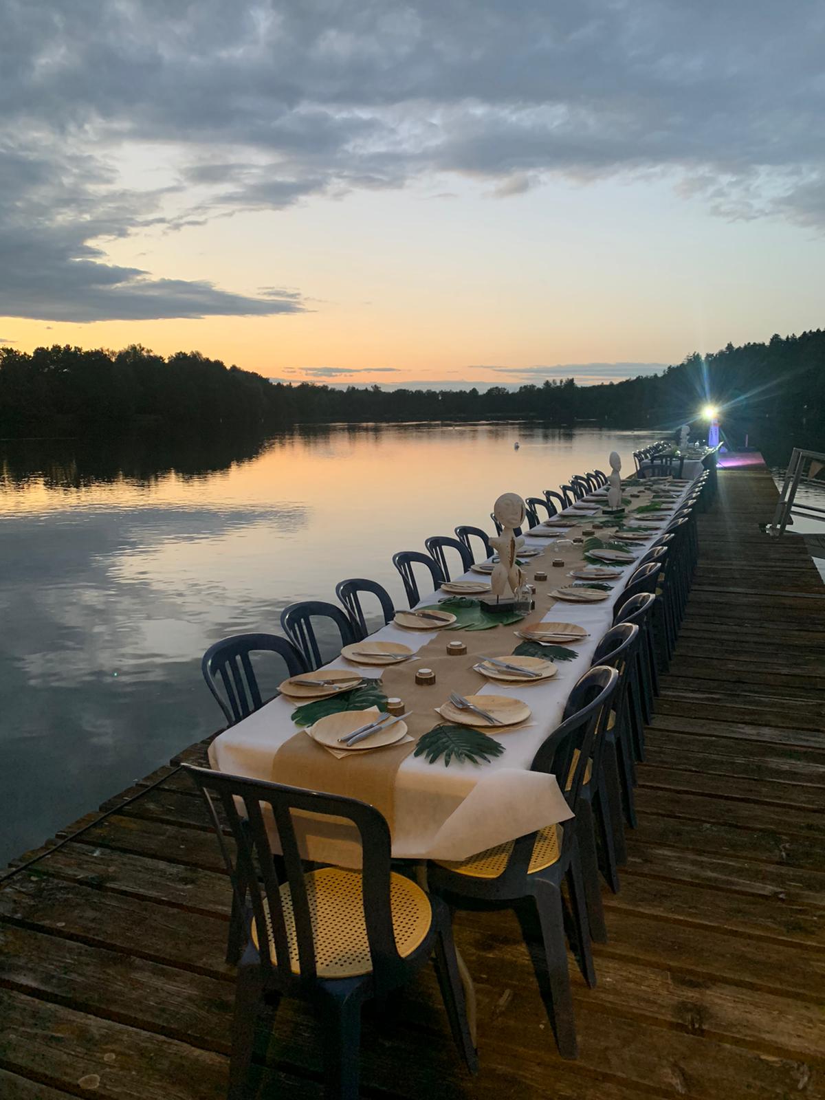 repas insolite Liège walking dinner quais de Meuse stations food soirée estivale · INNOV'events