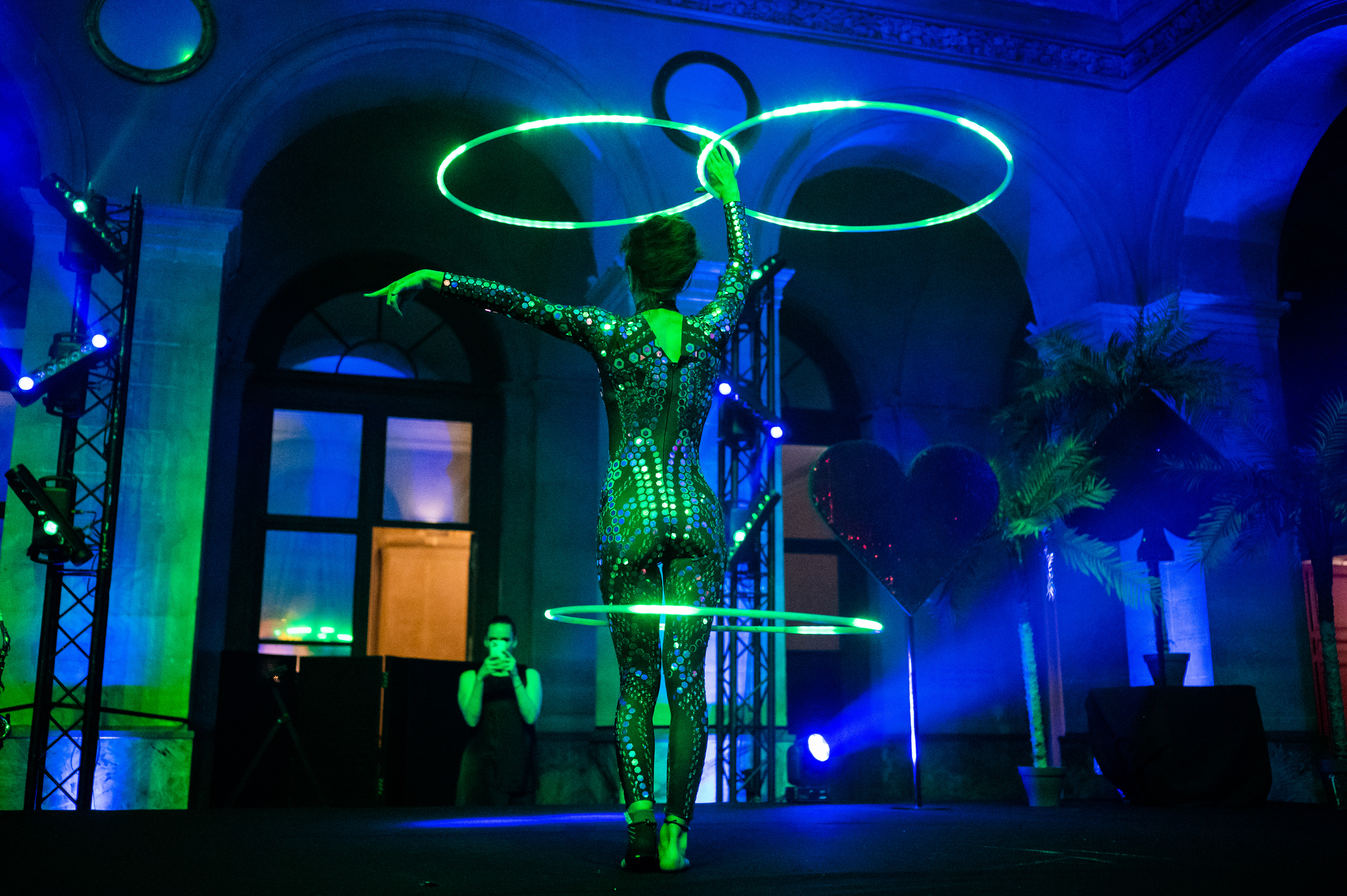 Spectacle de gala entreprise Anvers salle lumières artistes scène · INNOV'events