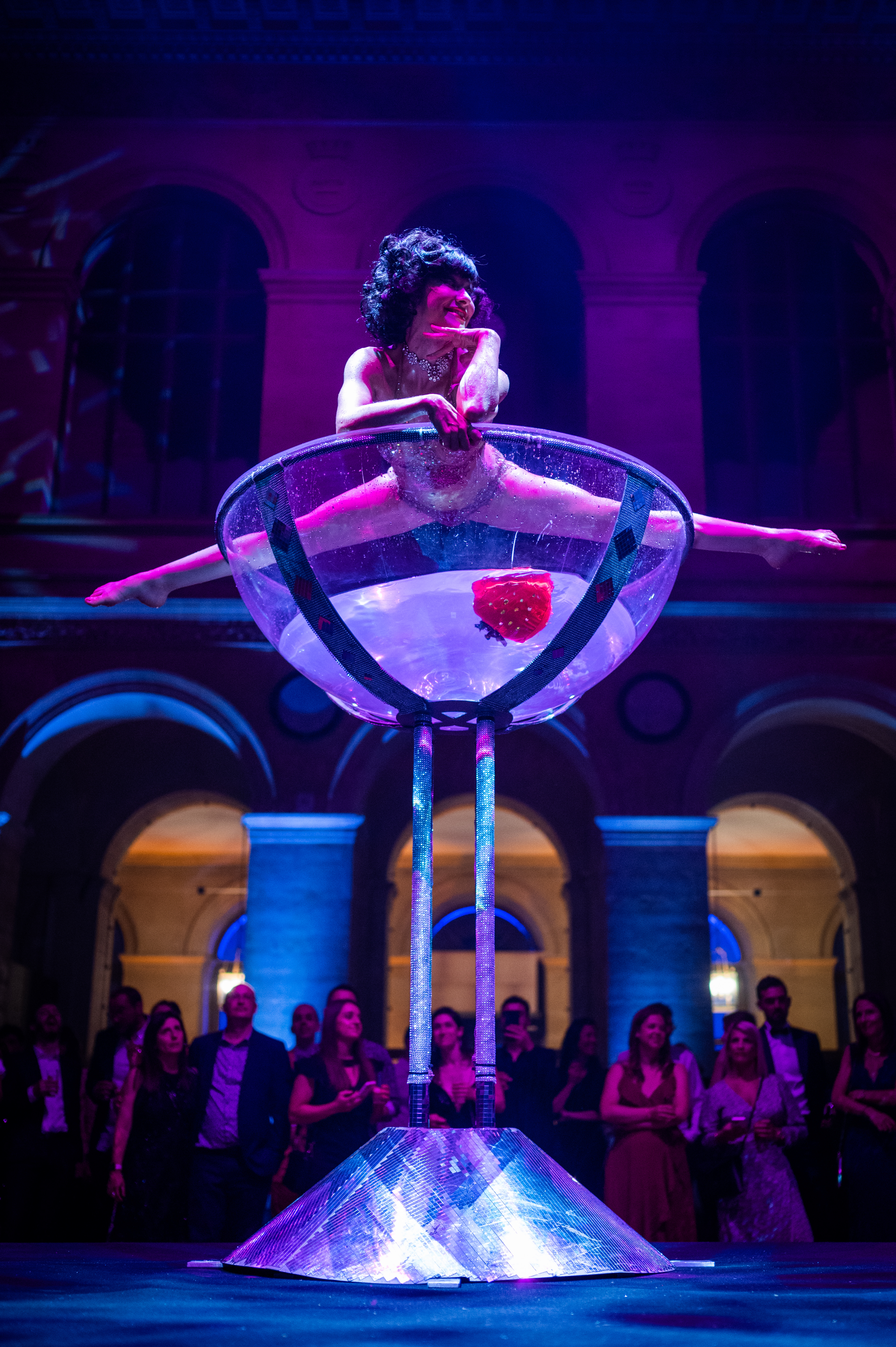 Show scénique entreprise en Belgique, artistes sur scène éclairée · INNOV'events