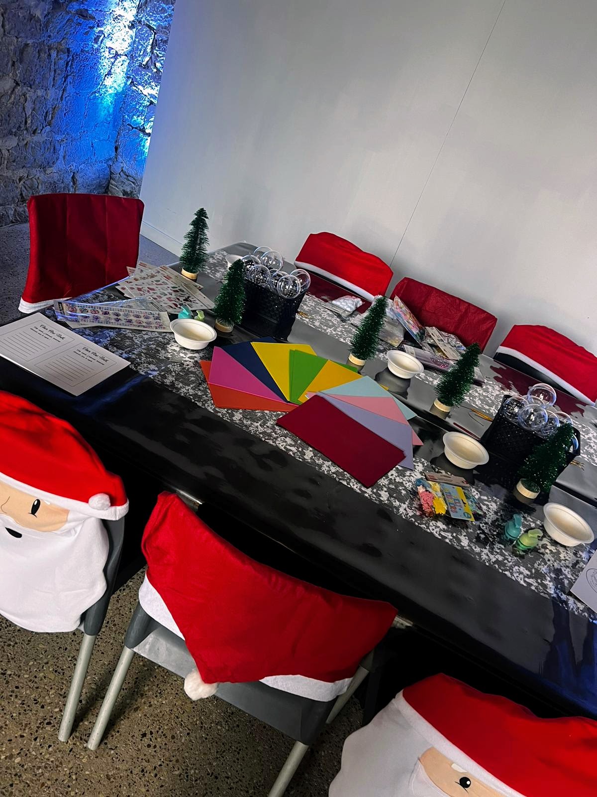 Fête de Noël entreprise Liège souper animé salle illuminée · INNOV'events