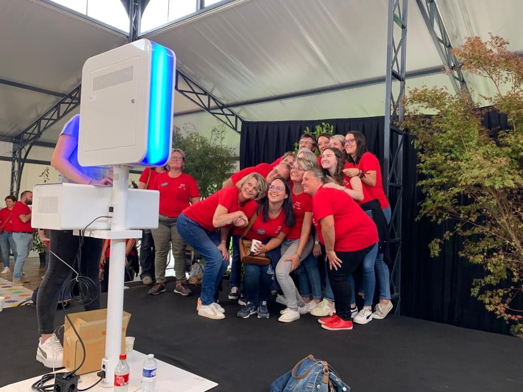 Animation escape game séminaire entreprise en Belgique, équipe en salle d'indices · INNOV'events