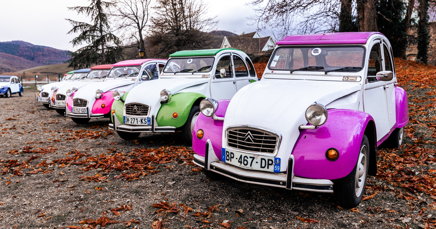 rallye 2CV Bruxelles équipes en road book devant façades art nouveau d'Ixelles · INNOV'events