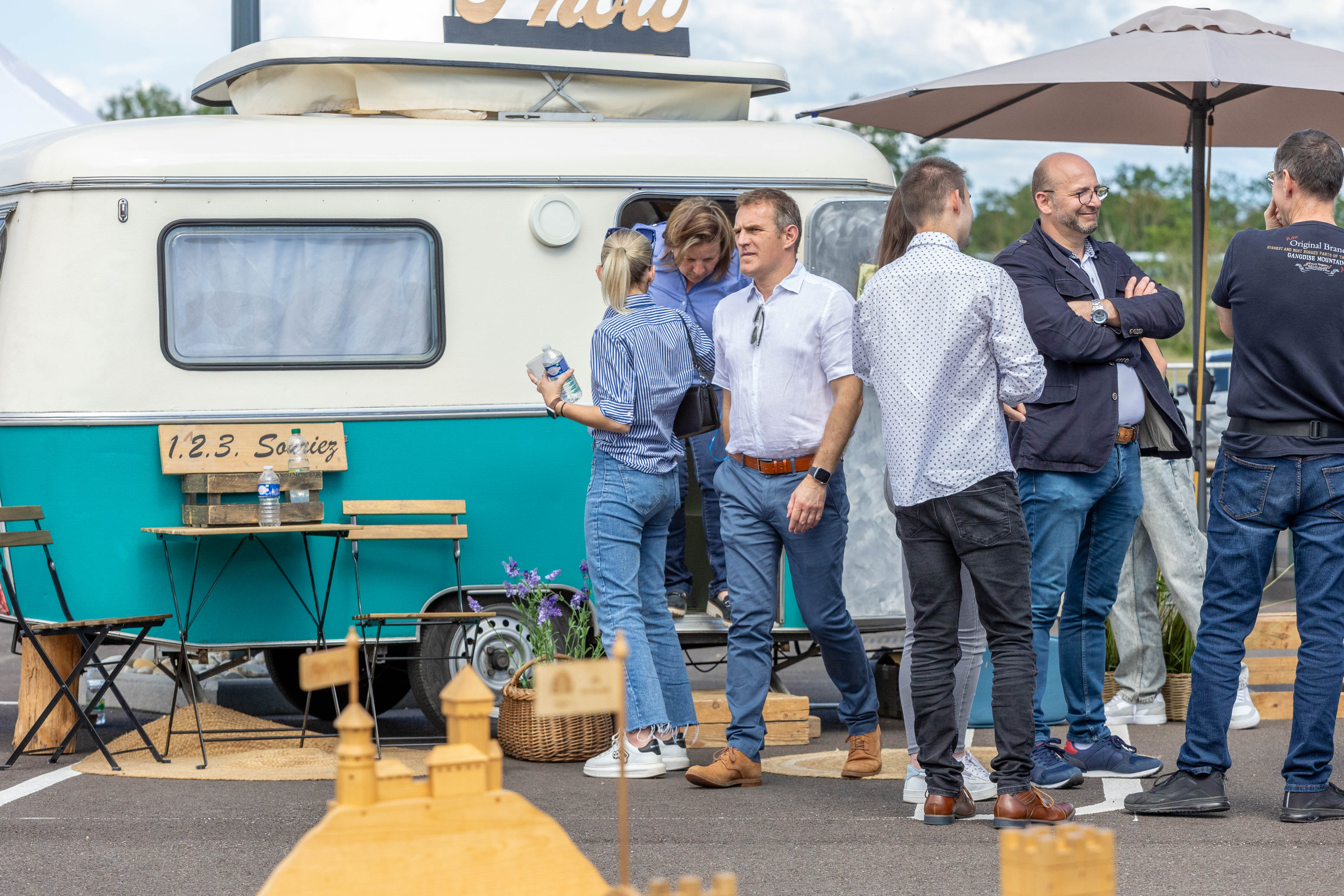 Foodtruck verhuur Antwerpen opstelling kaaien Eilandje havenzicht · INNOV'events