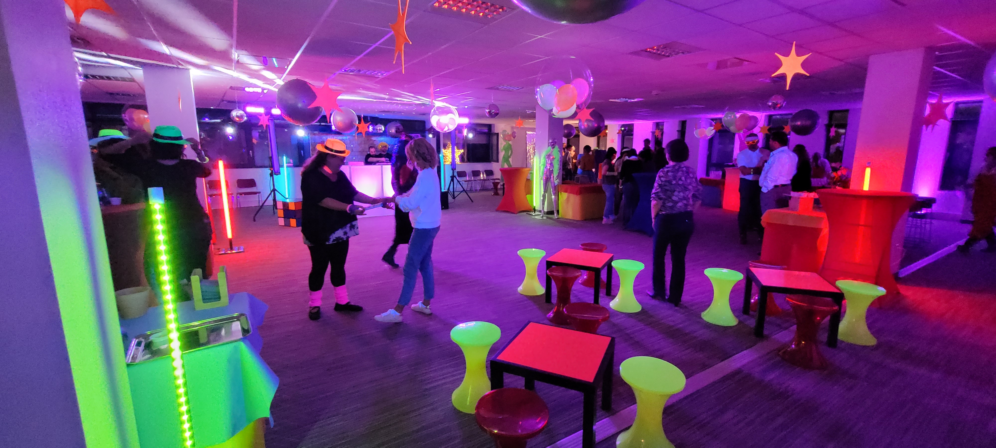 Location de mobilier lumineux Anvers tables LED basses Eilandje nuit · INNOV'events