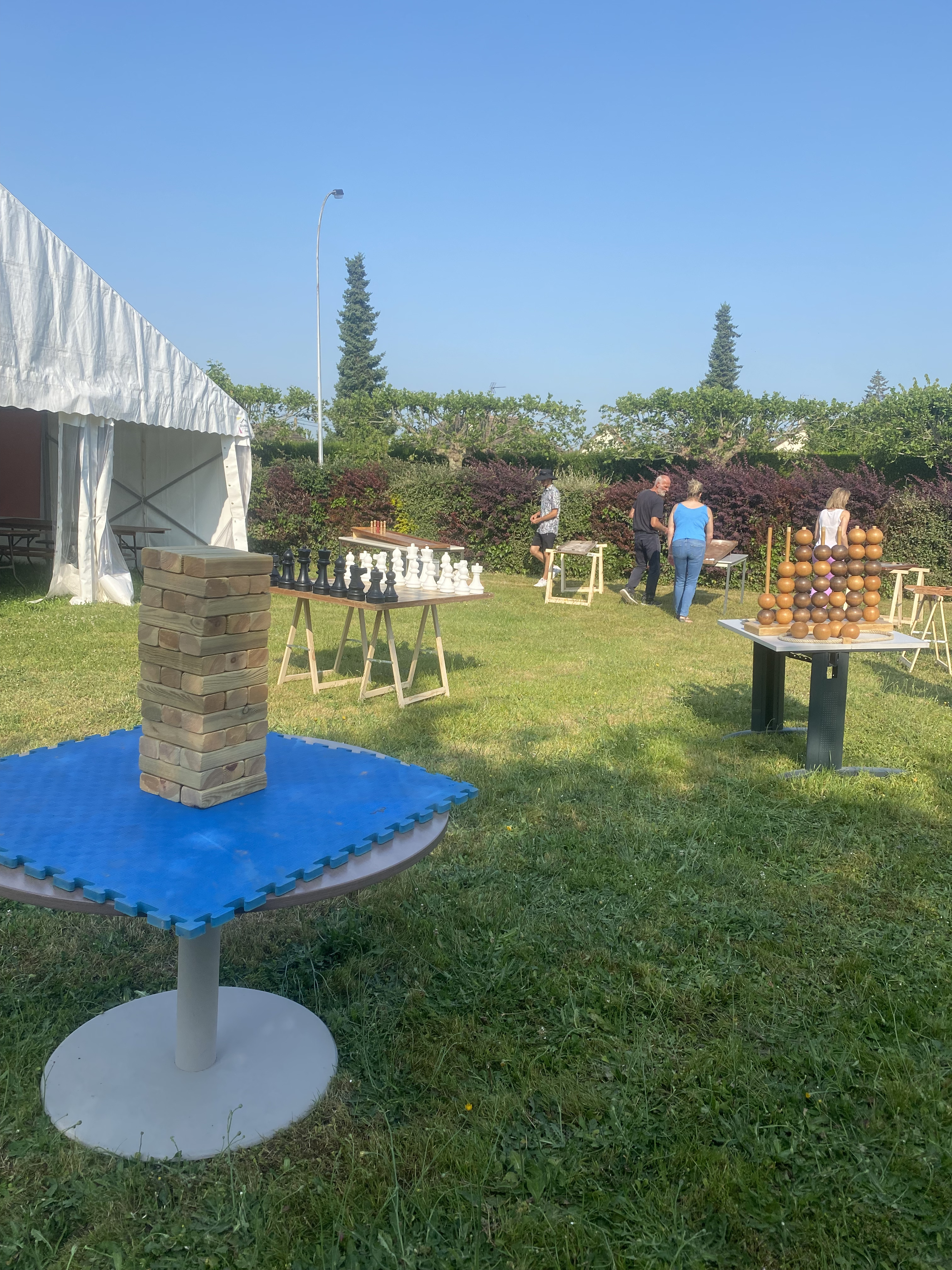 Équipes en compétition jeux géants Liège vue sur la Citadelle · INNOV'events organisation d'événements