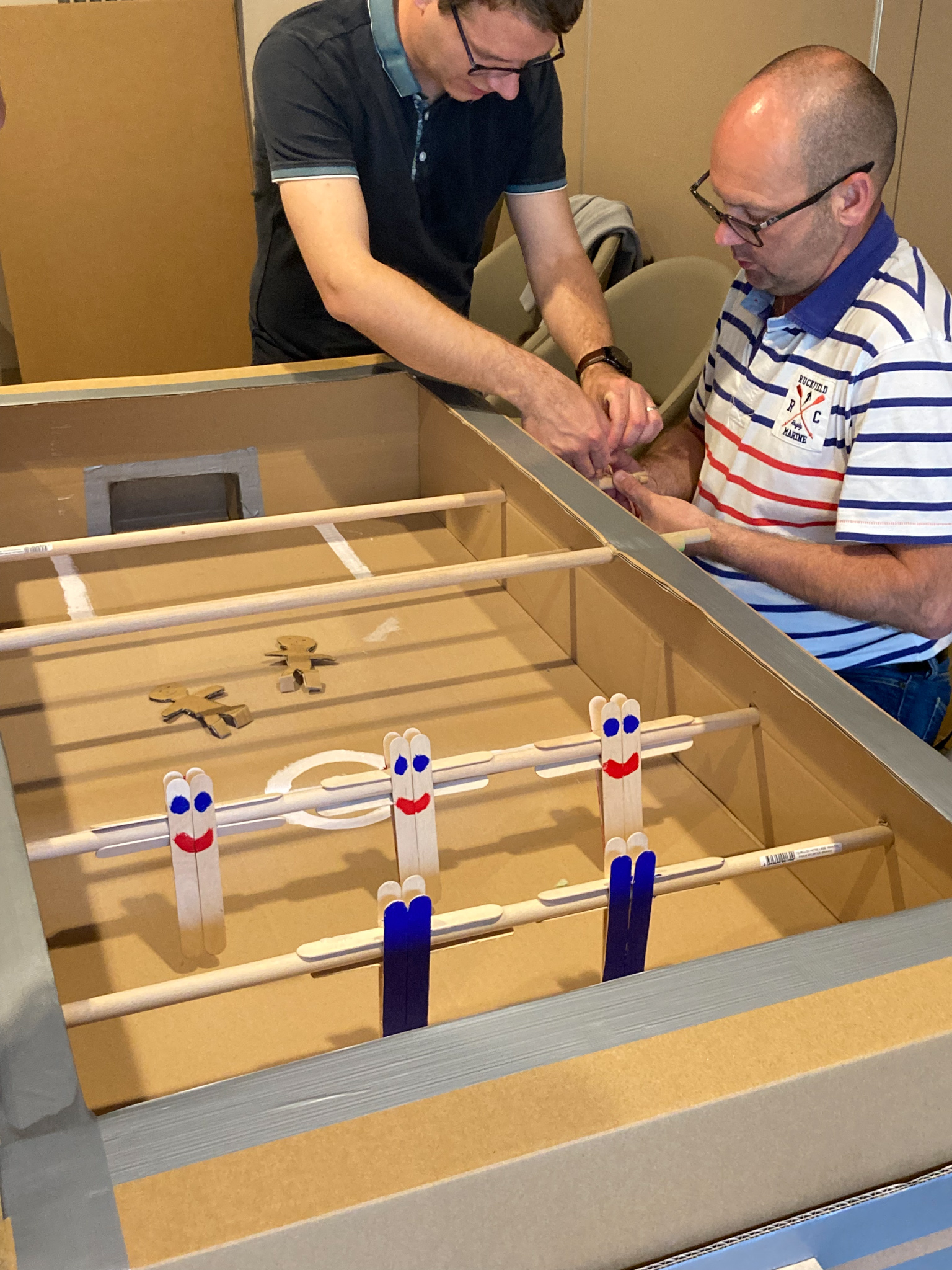 Volledige dag babyfoot bouwen workshop Brussel teams assembleren en testen tafels · INNOV'events