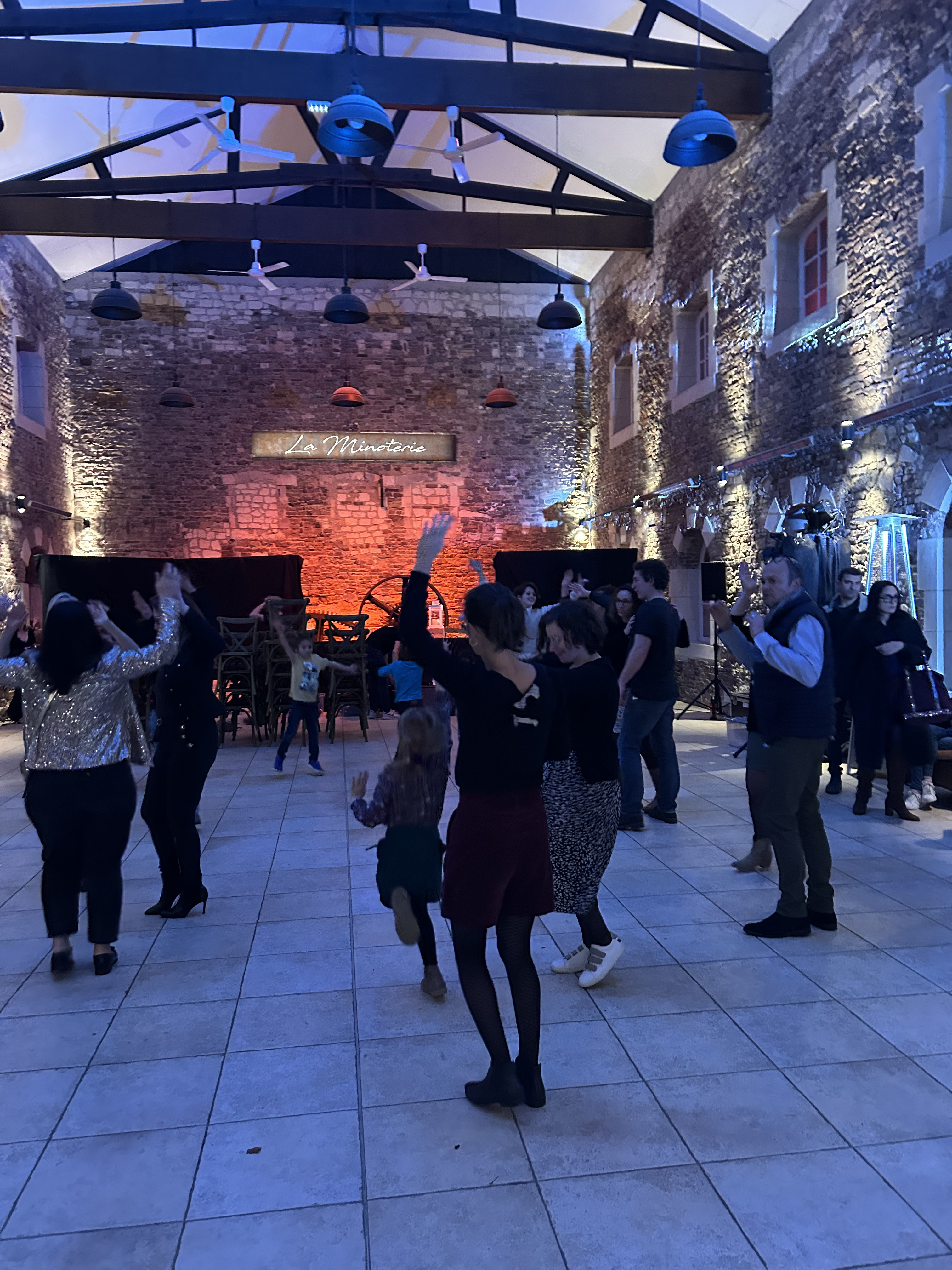 Technique son lumière Bruxelles soirée gala lumière rasante tables · INNOV'events