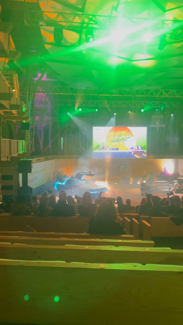 Locatie bedrijfsevenement Brussel Square Brussels zaal met technische installatie · INNOV'events