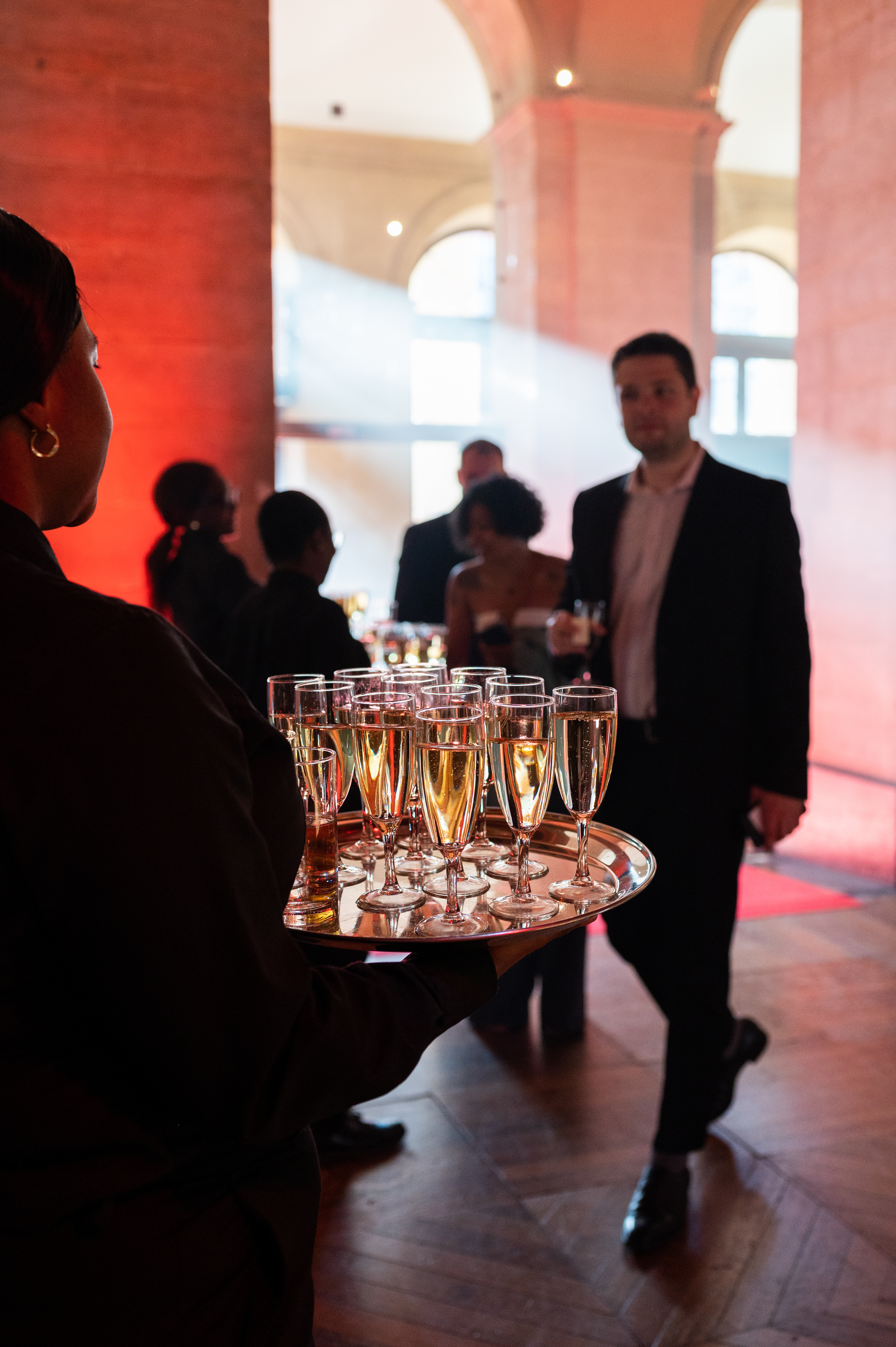 Soirée gala assise Liège, salle de prestige nappe blanche et éclairage scénique · INNOV'events