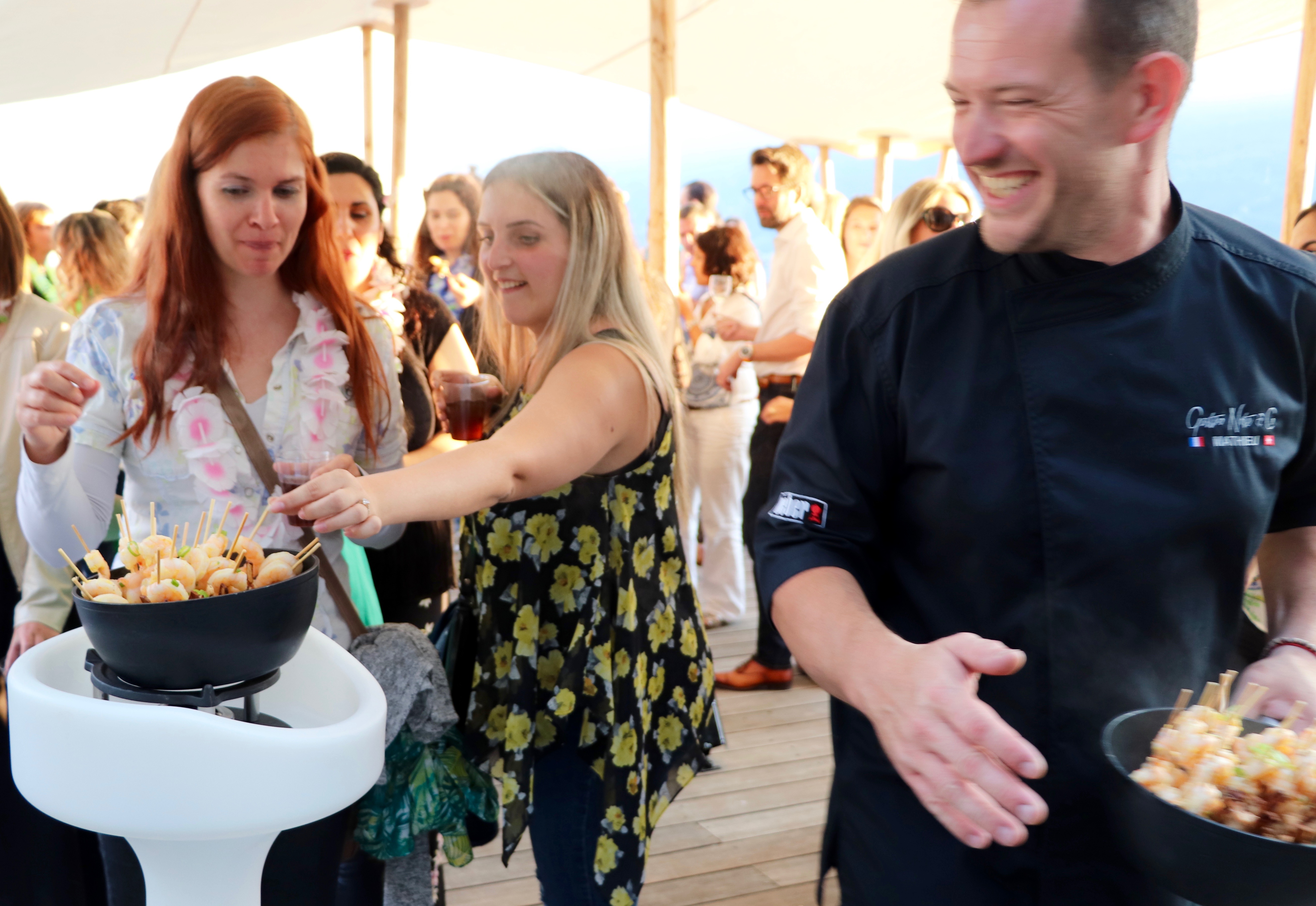 Proeverij Brussel groep staand rondom tafel met Belgisch bier Sablonwijk · INNOV'events