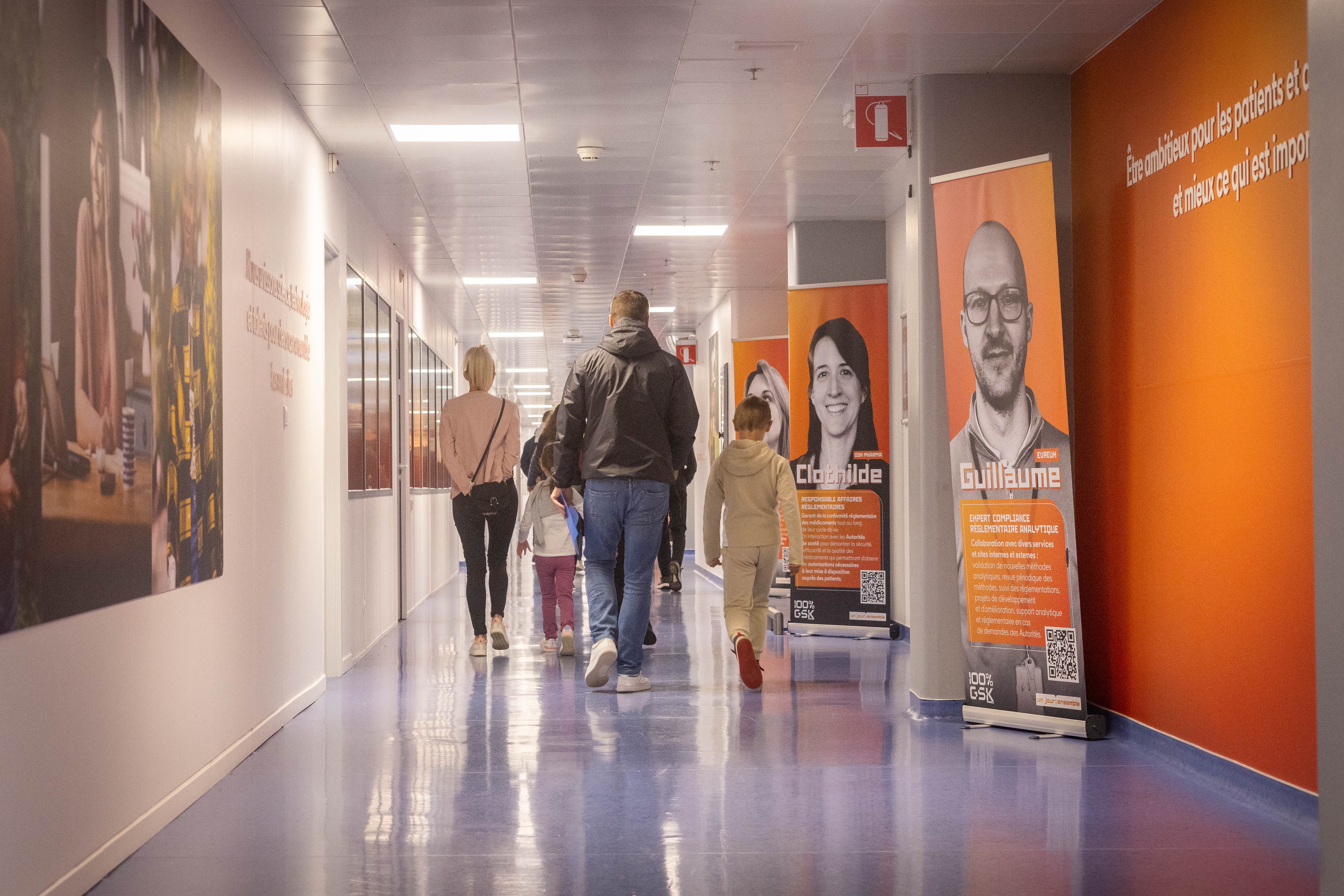 Rondleiding Open Bedrijvendag Brussel, gids met subgroep in kantoorgebouw · INNOV'events
