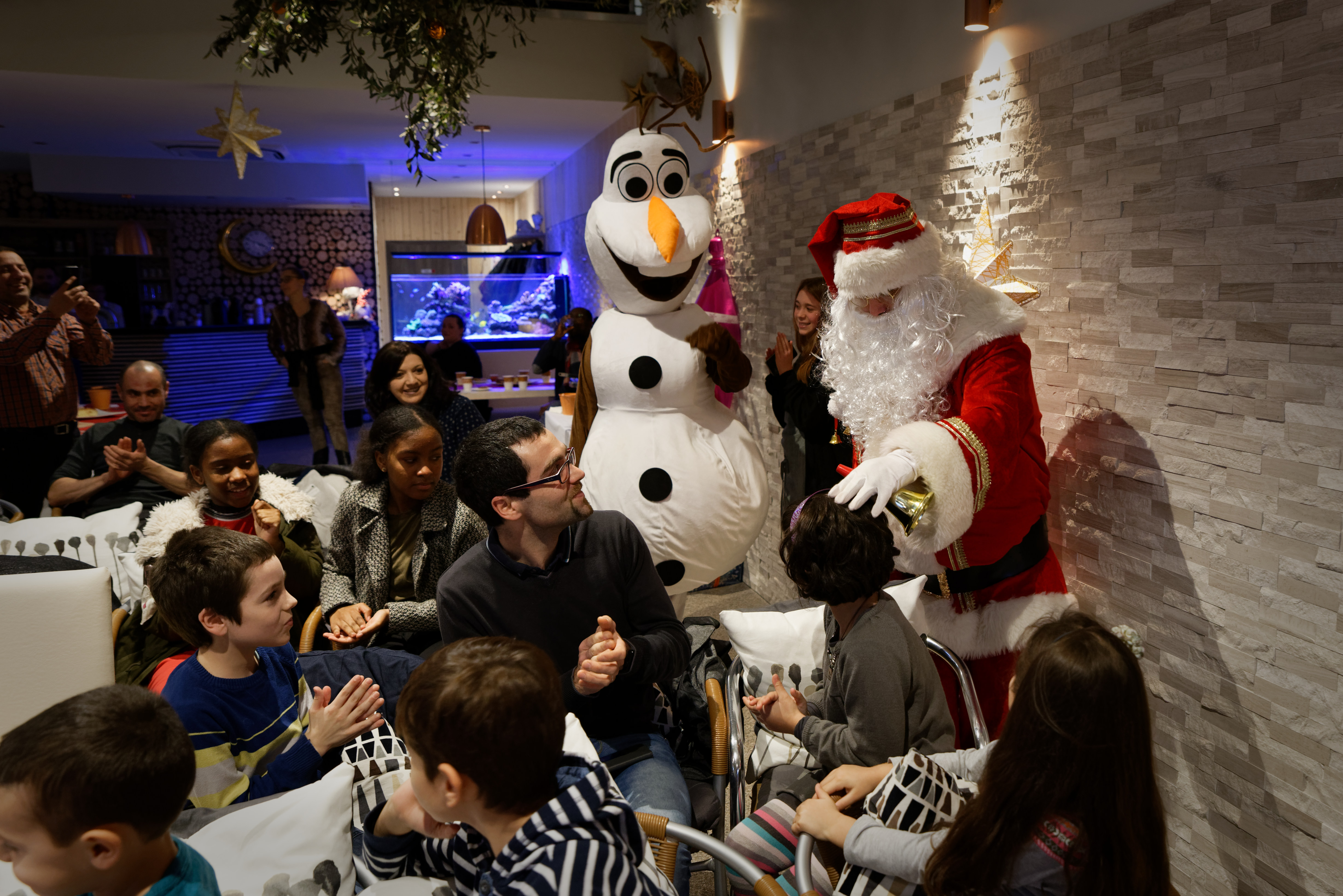 Père Noël Anvers salle décorée en rouge et or pour fête d'entreprise · INNOV'events