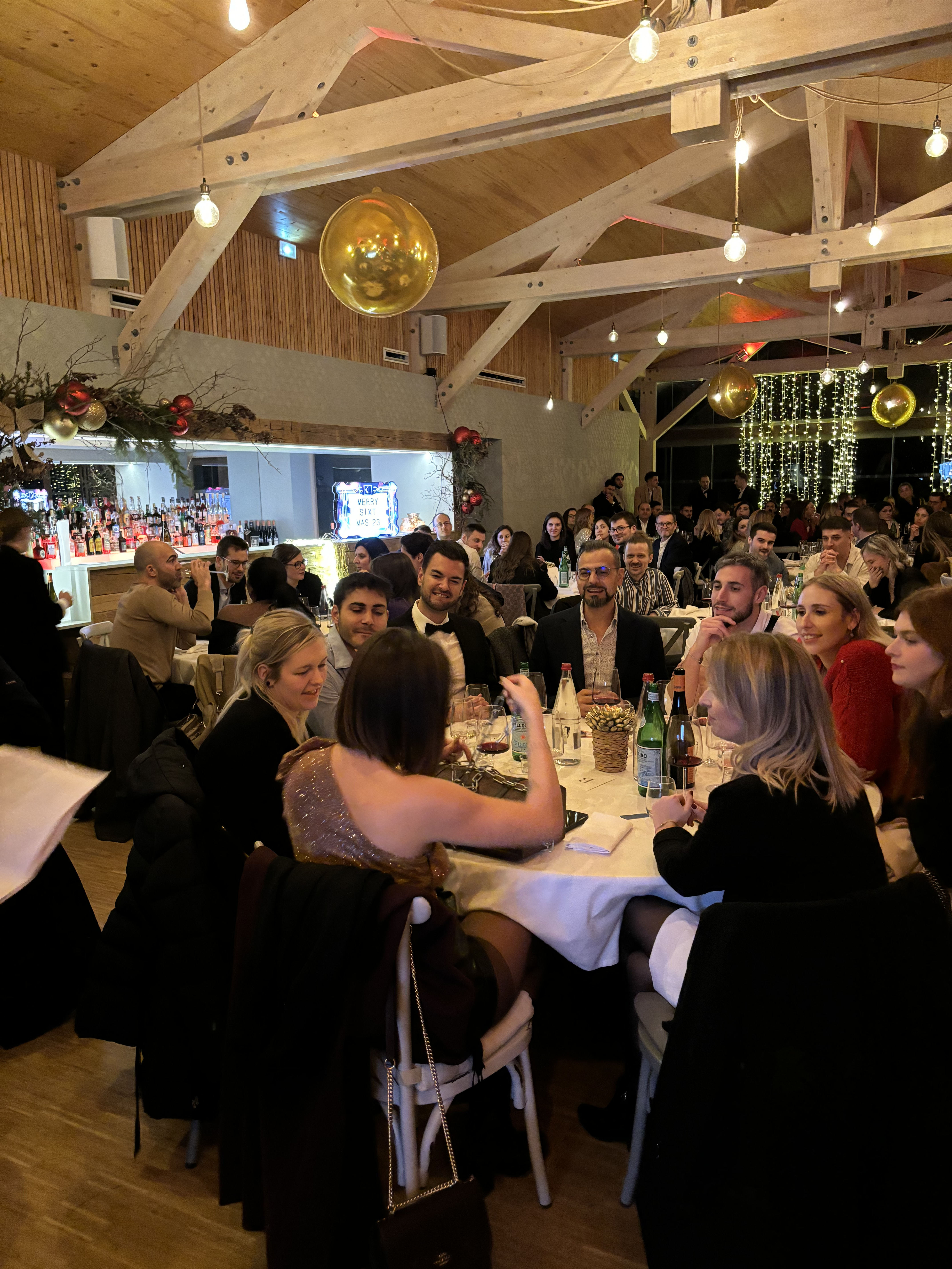 Personeelsfeest gala-avond kerstfeest Luik feestzaal met diner en tafeldecoratie · INNOV'events